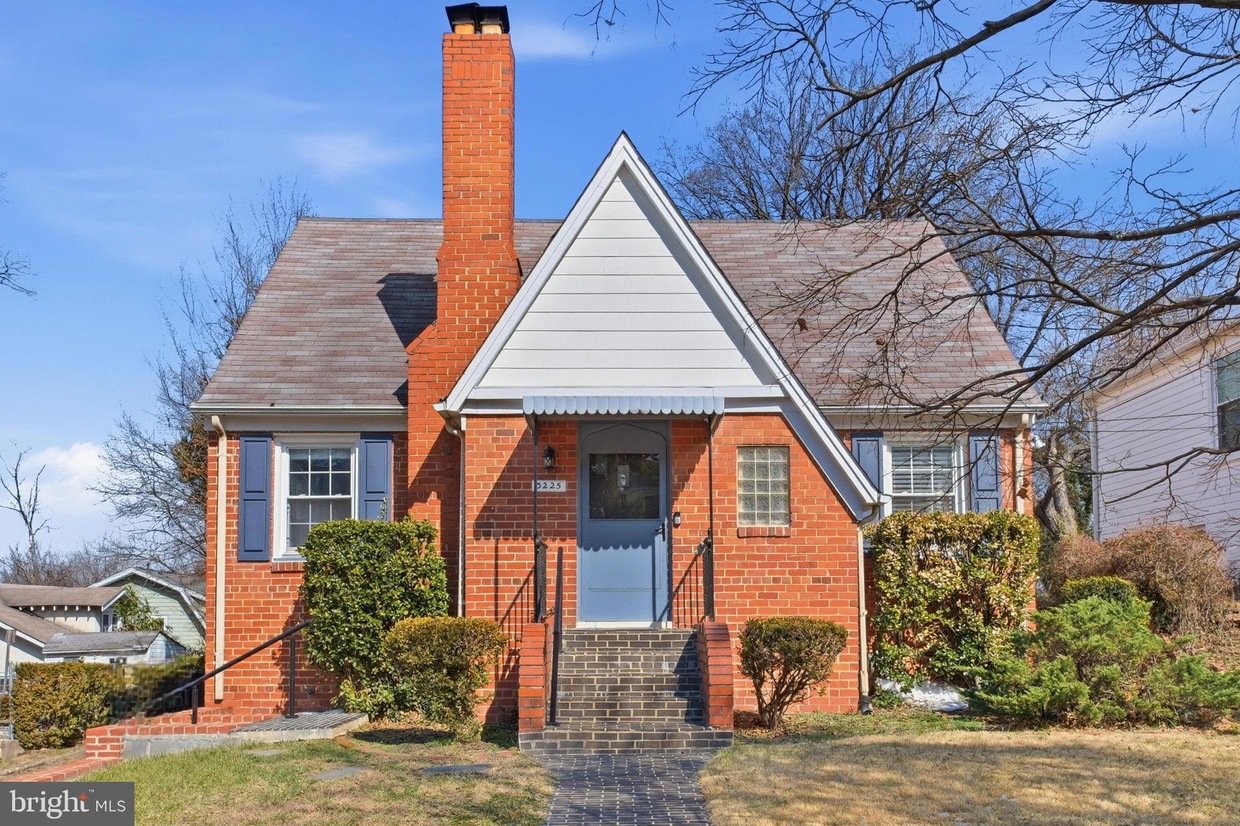 Washington House: 3225 chestnut st NE