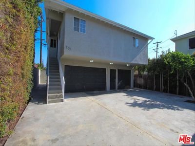 Los Angeles House: 201 E 74th St