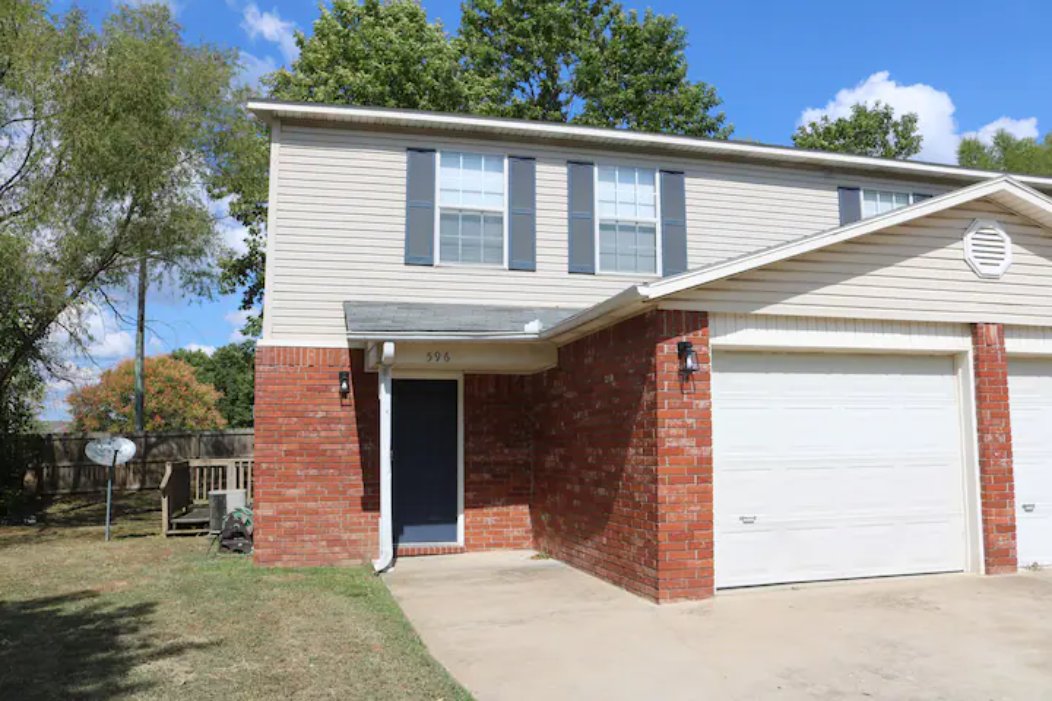 Fayetteville Townhome: 596 W Moan Pl