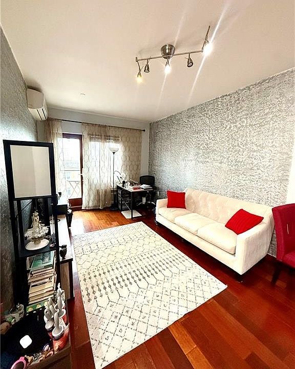 Brooklyn Apartment: 1917 Avenue X