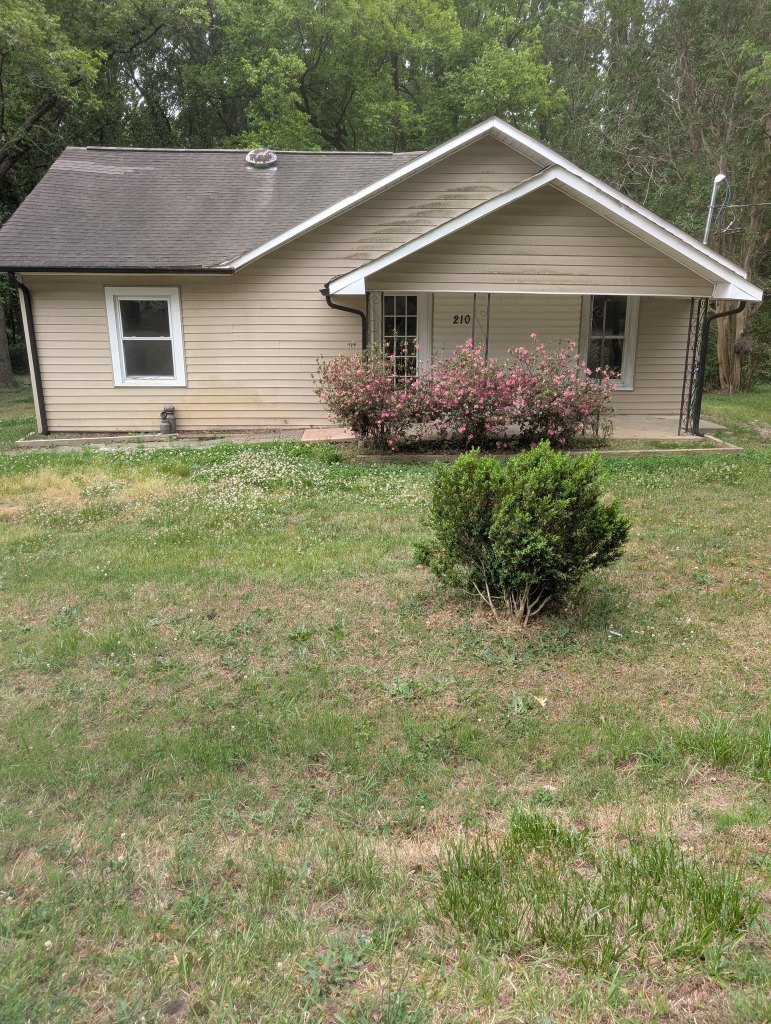 Bessemer City House: 210 E Maine Avenue