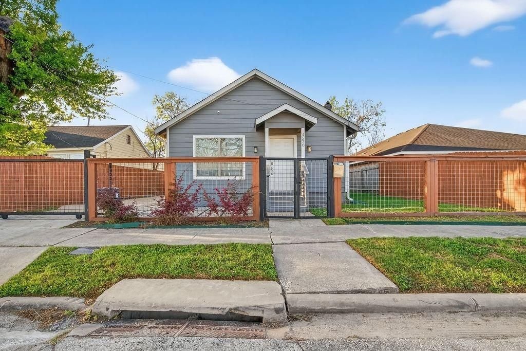houston House: 4520 sharon st