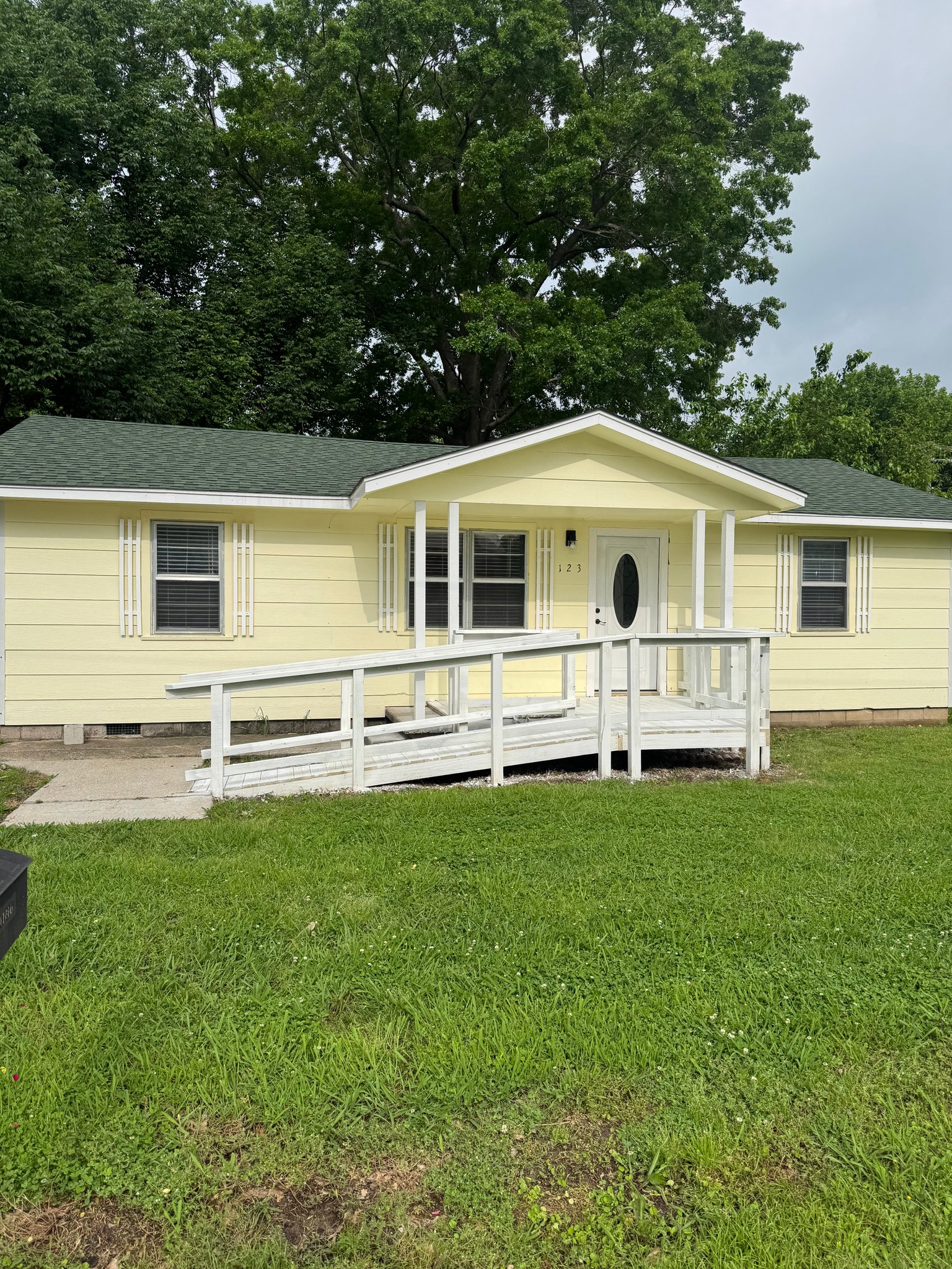 Sallisaw House: 123 Washington St