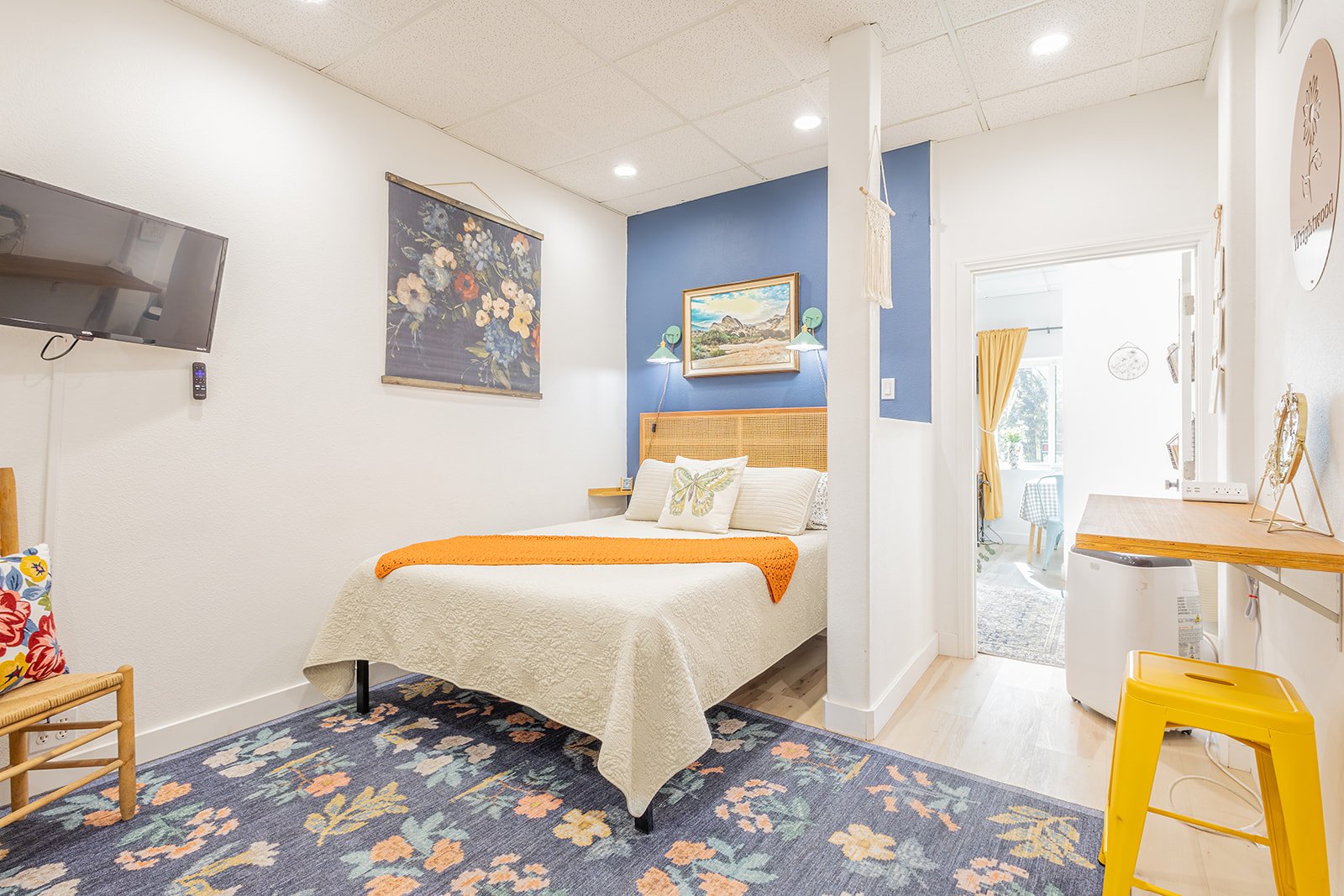 Wrightwood Apartment: 6040 Cedar St