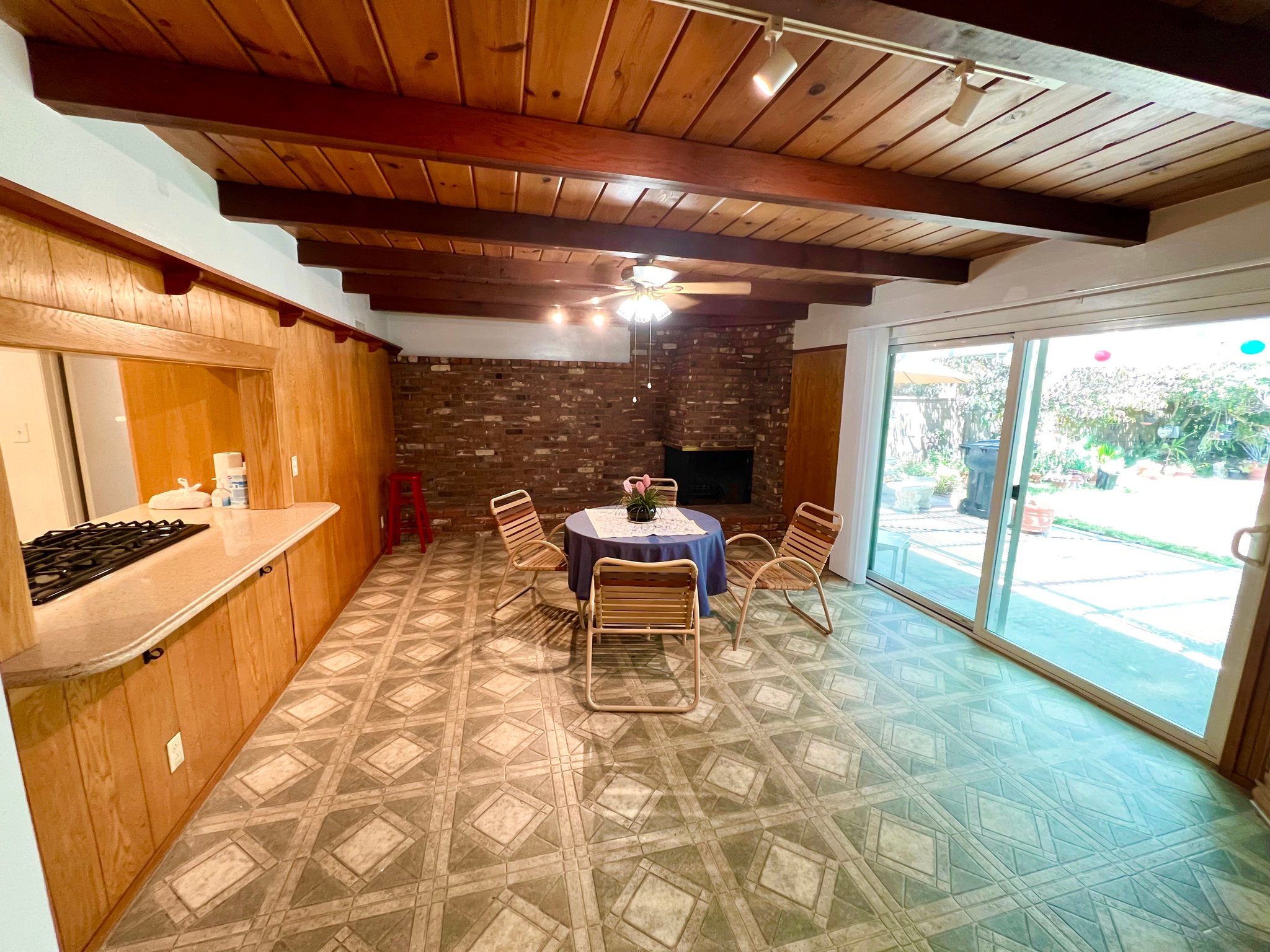 Ontario House: 1050 W La Deney Dr