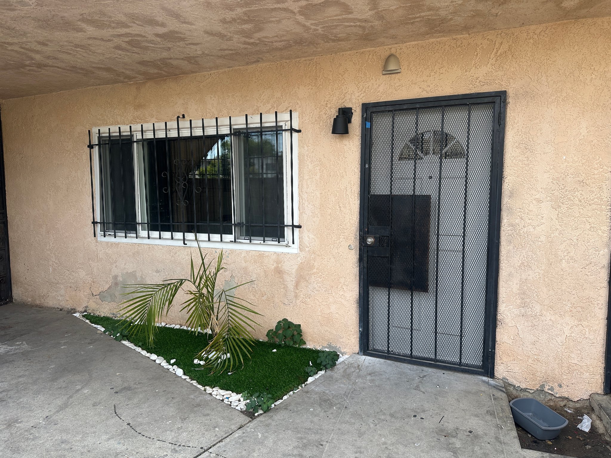 Los Angeles Apartment: 1317 W 97th St