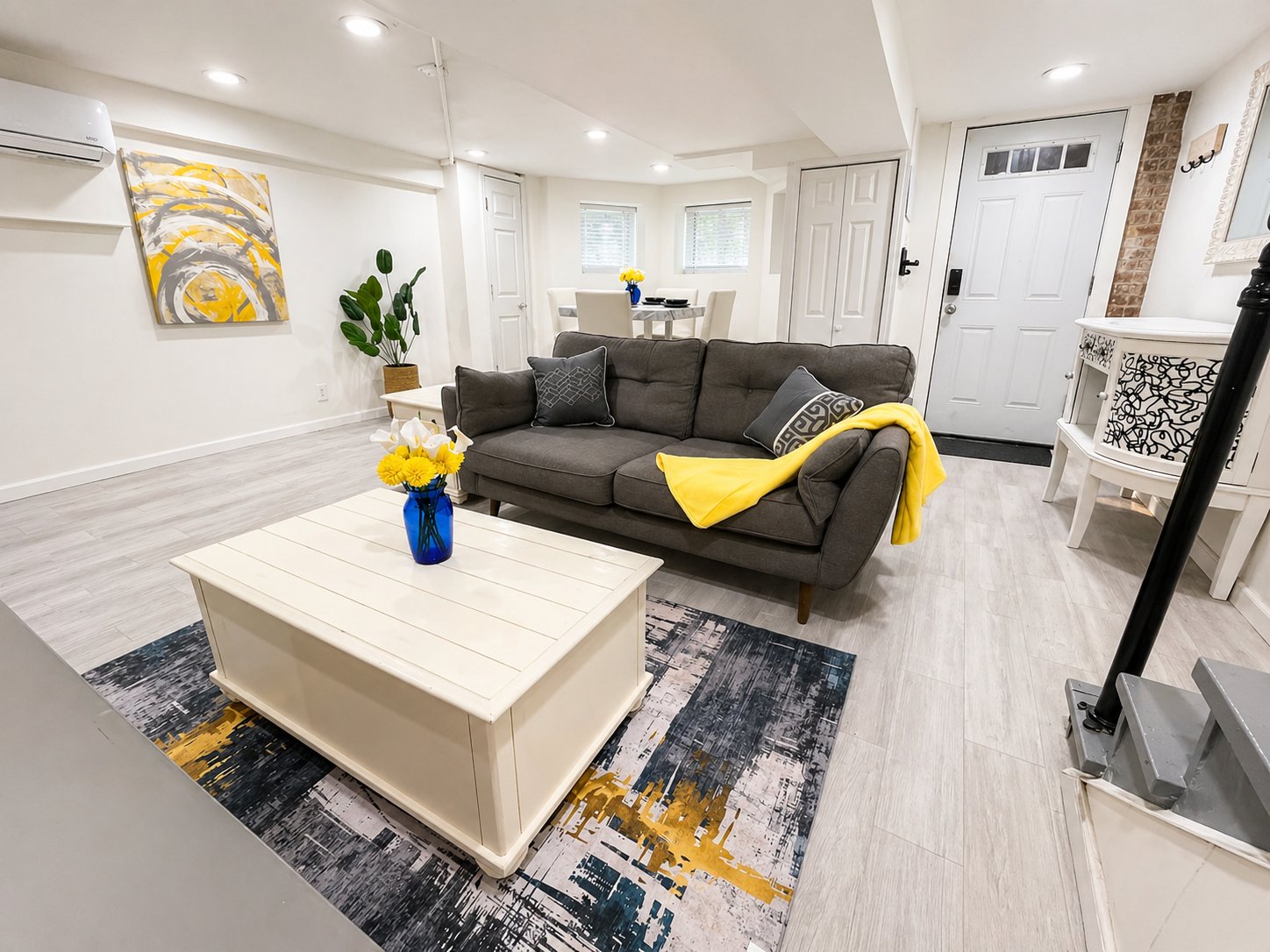 Washington Apartment: 1147 4th St NE