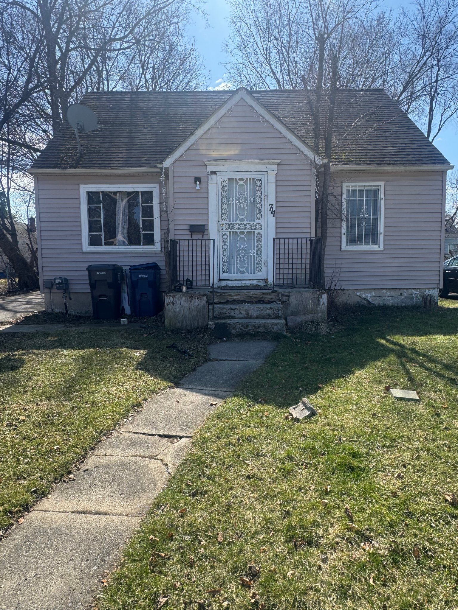 Flint House: 711 W Dewey St