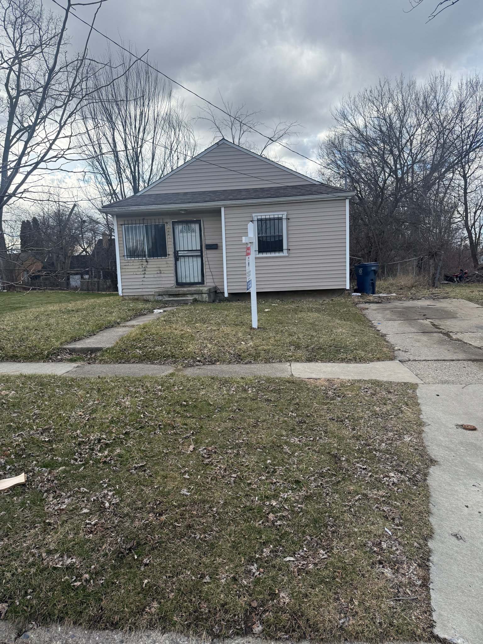 Flint House: 3221 W Burgess St