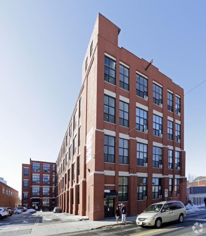 Paterson House: 220 Straight St
