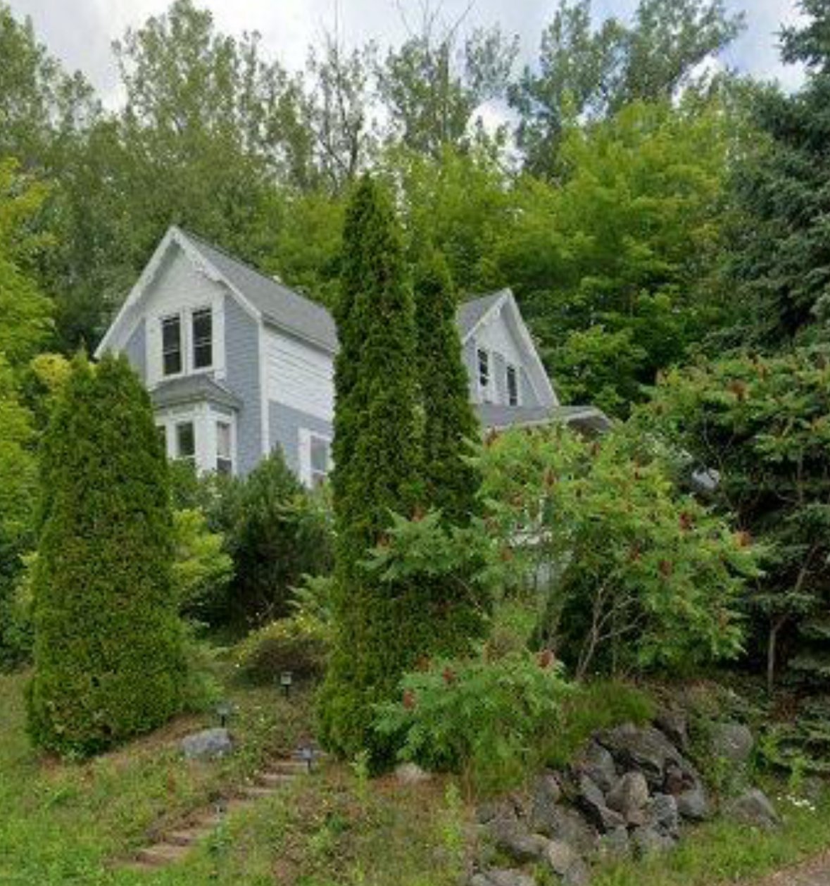 Bayfield House: 421 Sweeny Ave