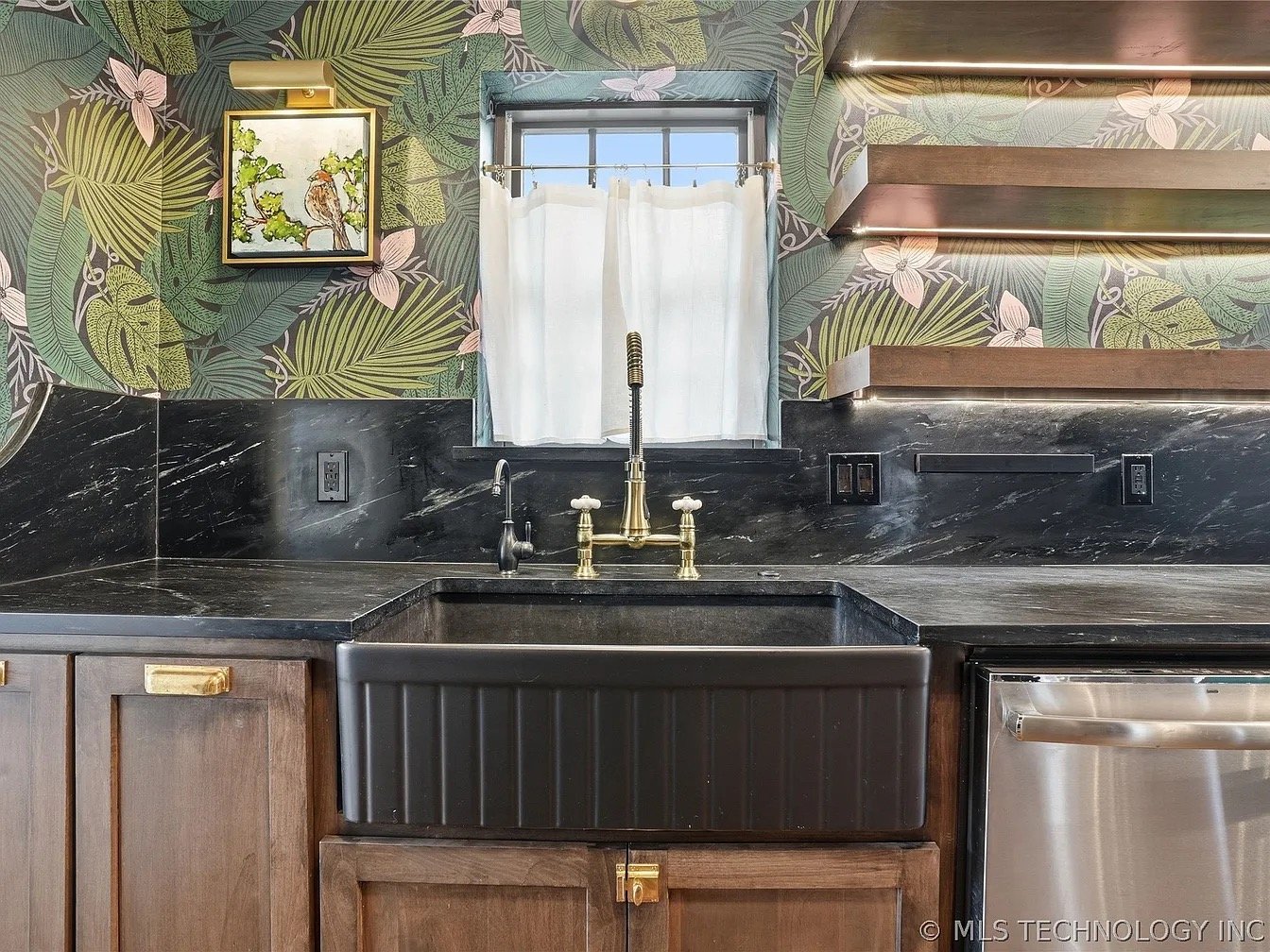 Arlington House: 6900 Evening Shade Ln