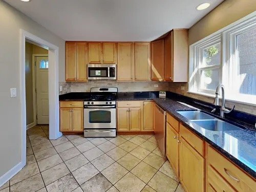 Evanston Townhome: 9087 Forestview Rd
