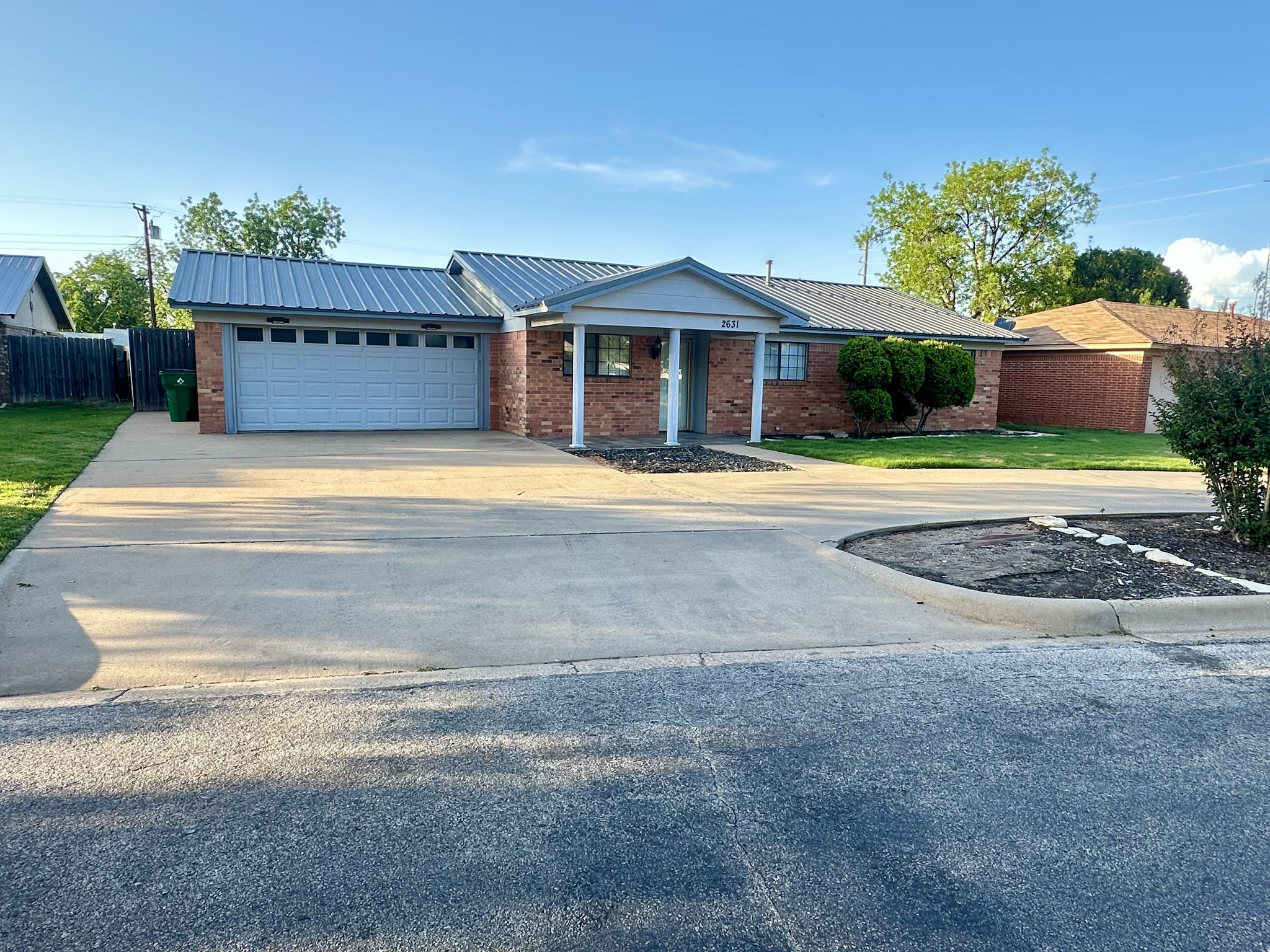 Vernon House: 2631 Sunset Dr