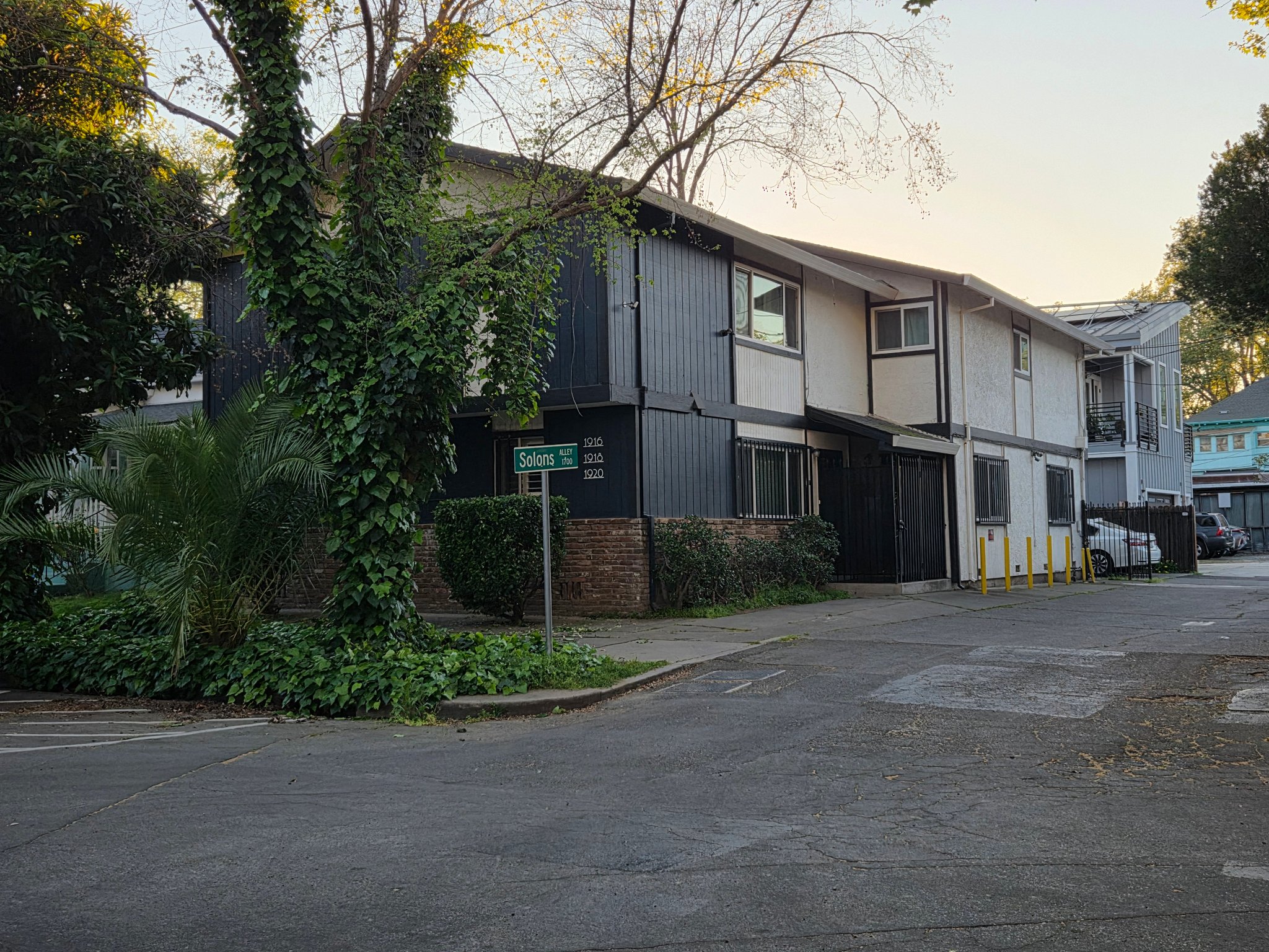 Sacramento Apartment: 1916 17th St