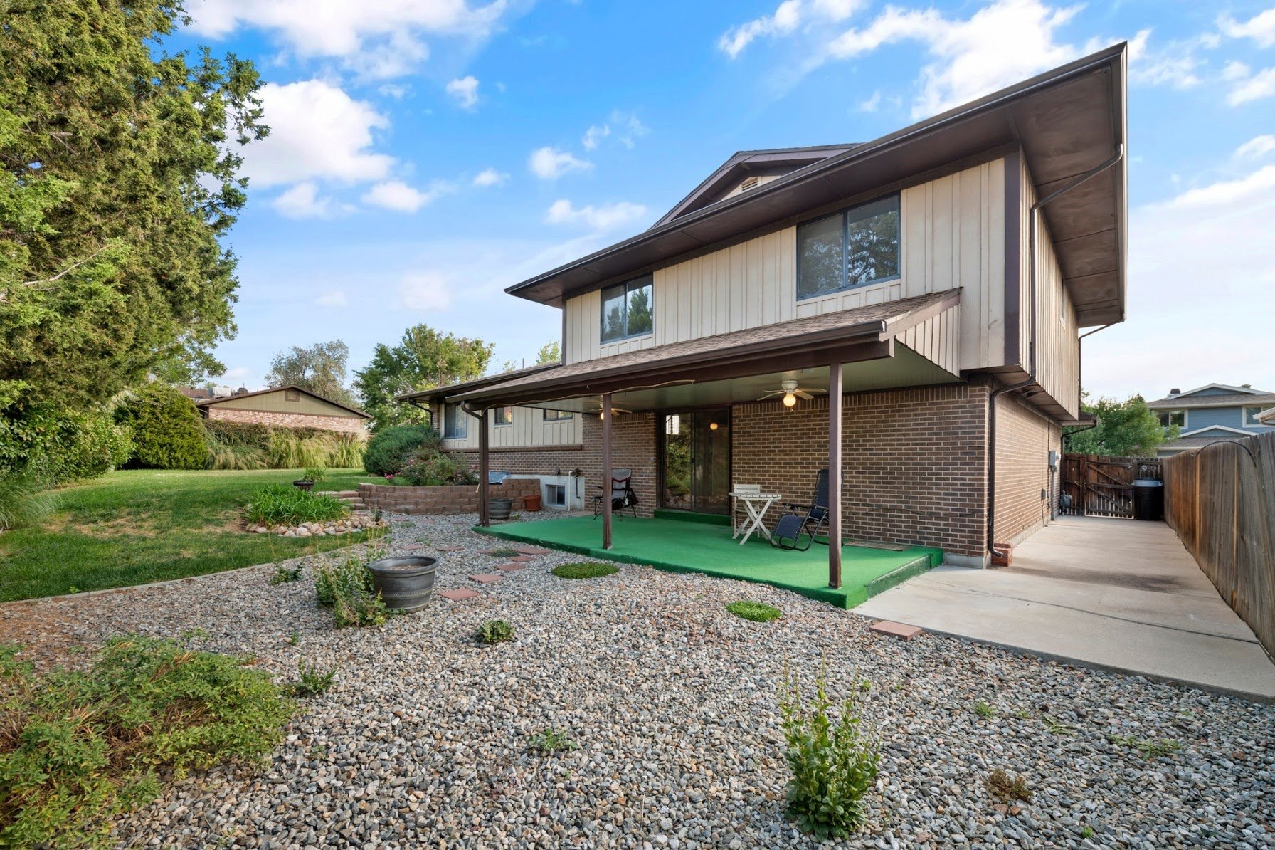 Lakewood House: 2301 S Devinney St