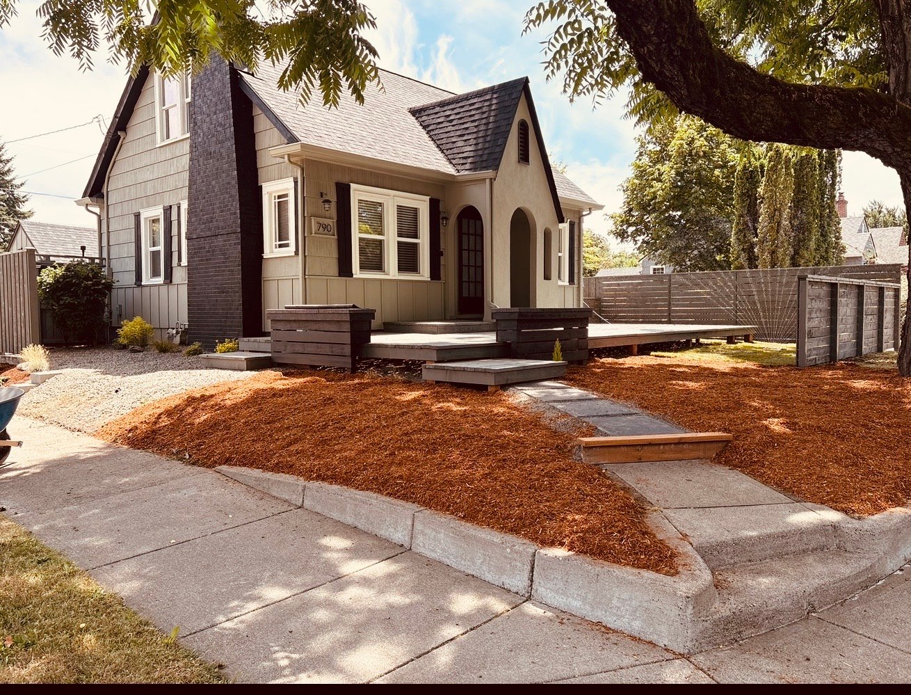 Salem House: 790 17th st ne