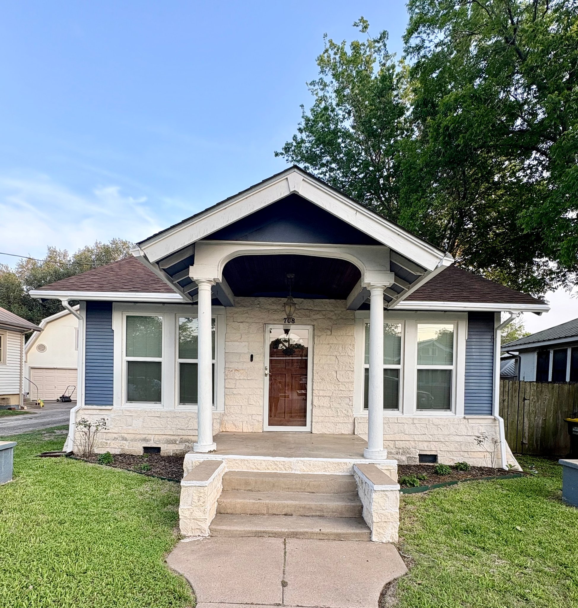 Gonzales House: 708 Saint Matthew St
