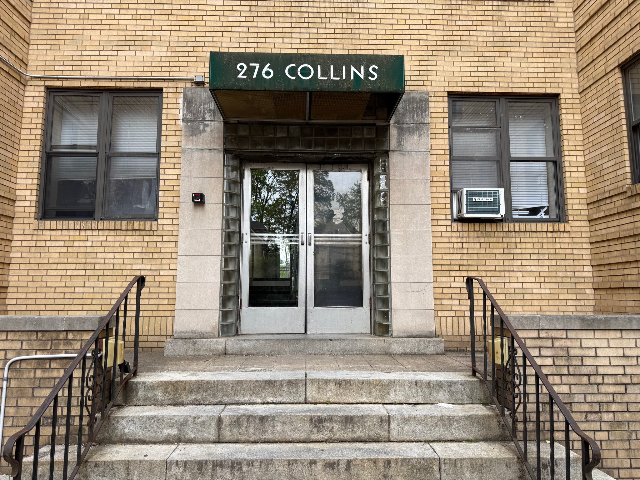 Hartford Apartment: 276 Collins St
