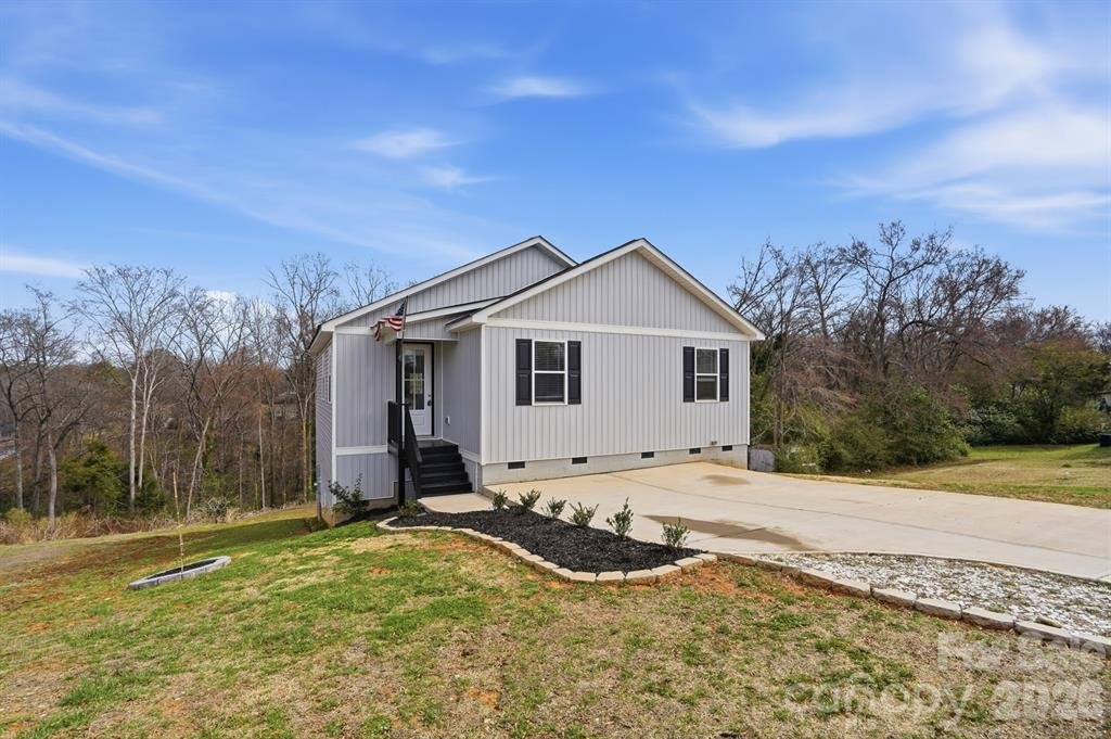 Concord House: 102 Snyder Ct NE