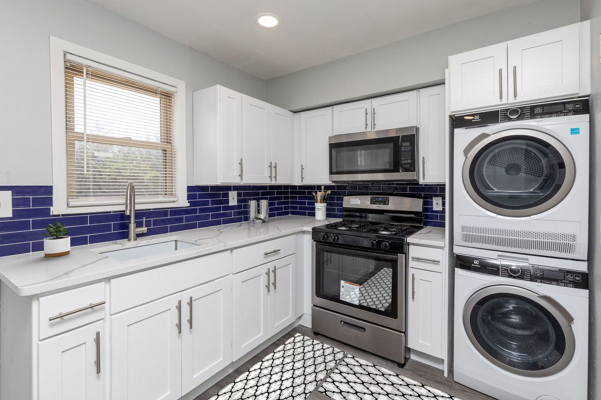 Woodbury Apartment: 555 Naomi Ave