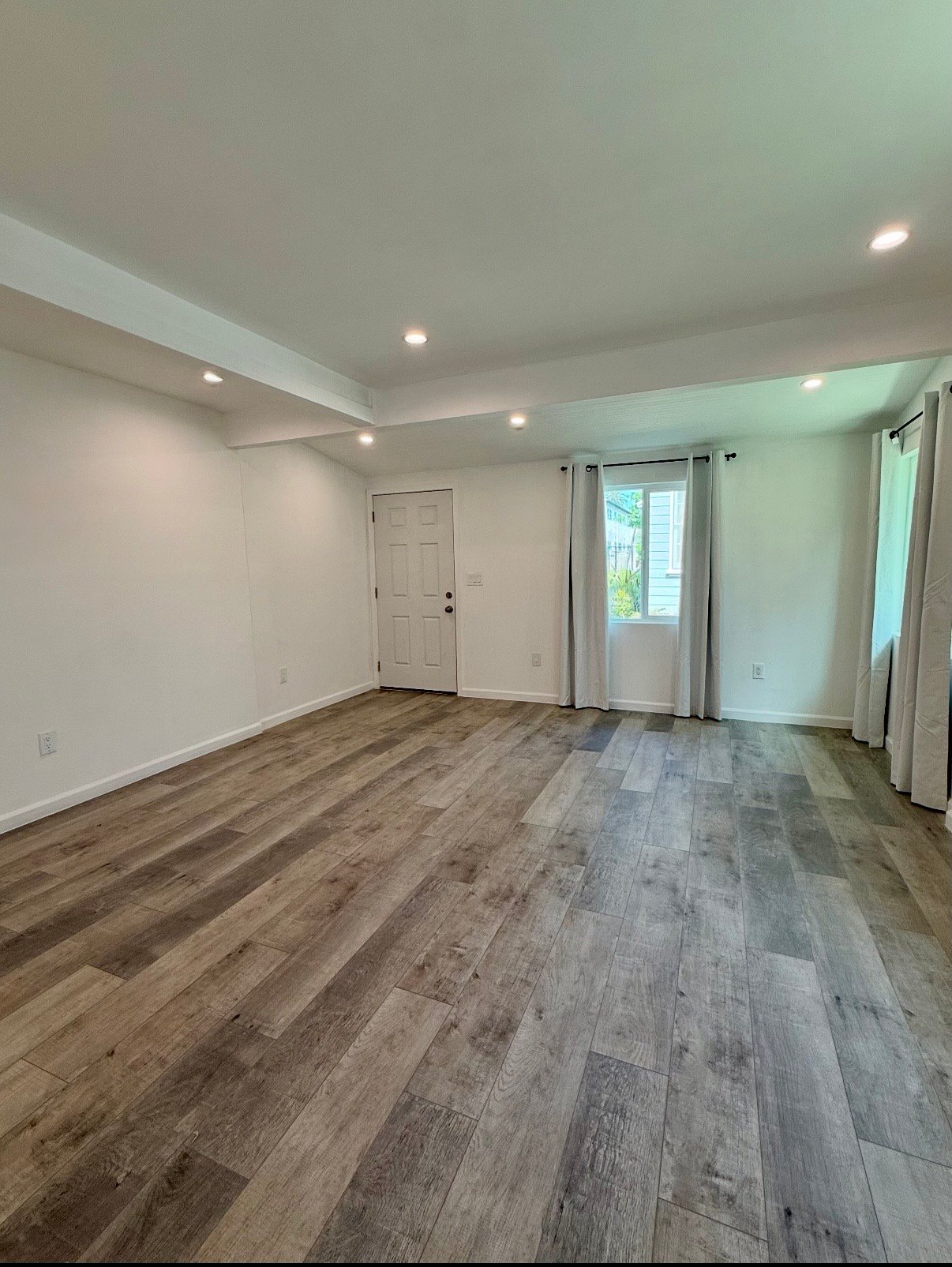 Santa Monica Apartment: 1438 11th St