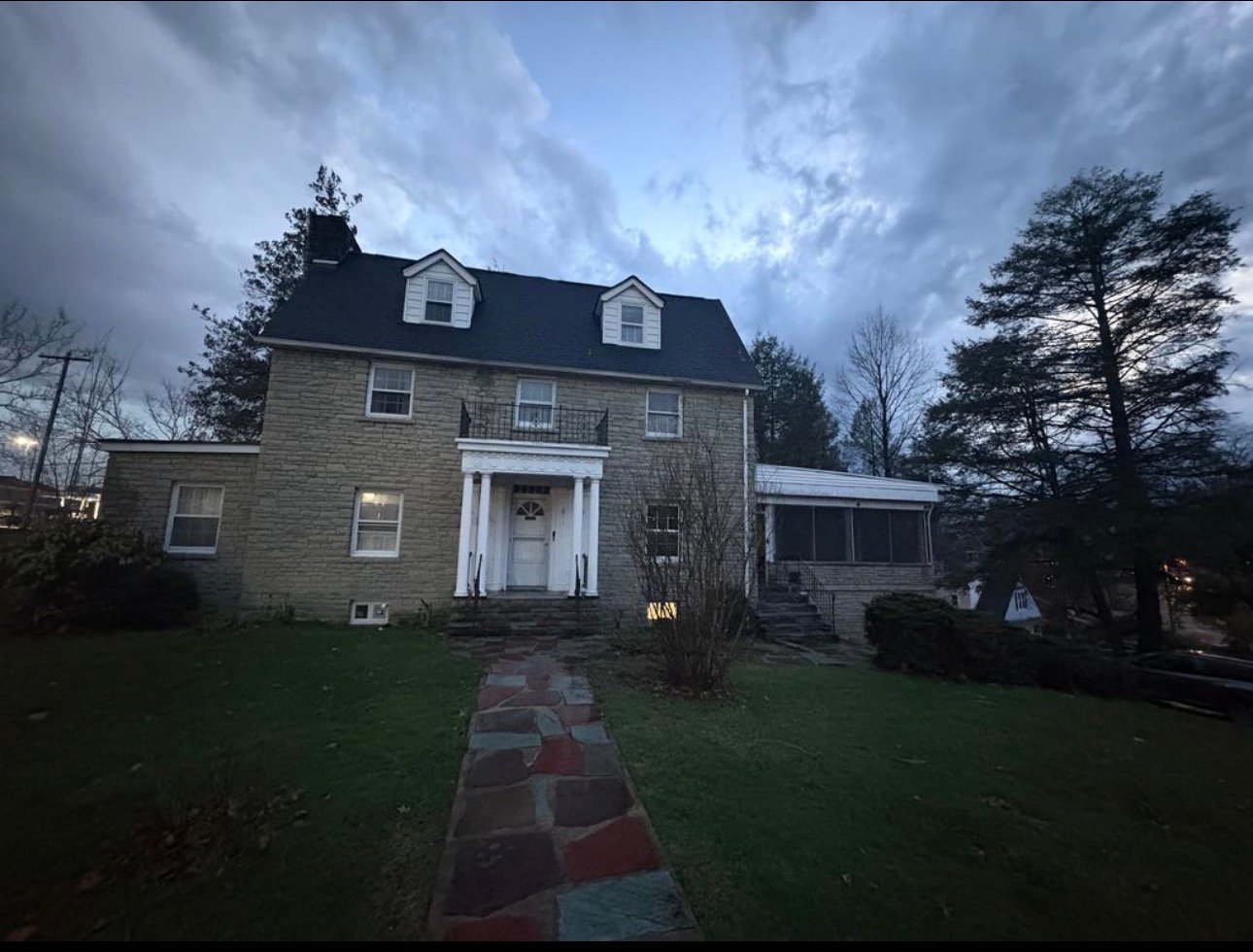 Fairmont House: 1 Jo Harry Dr