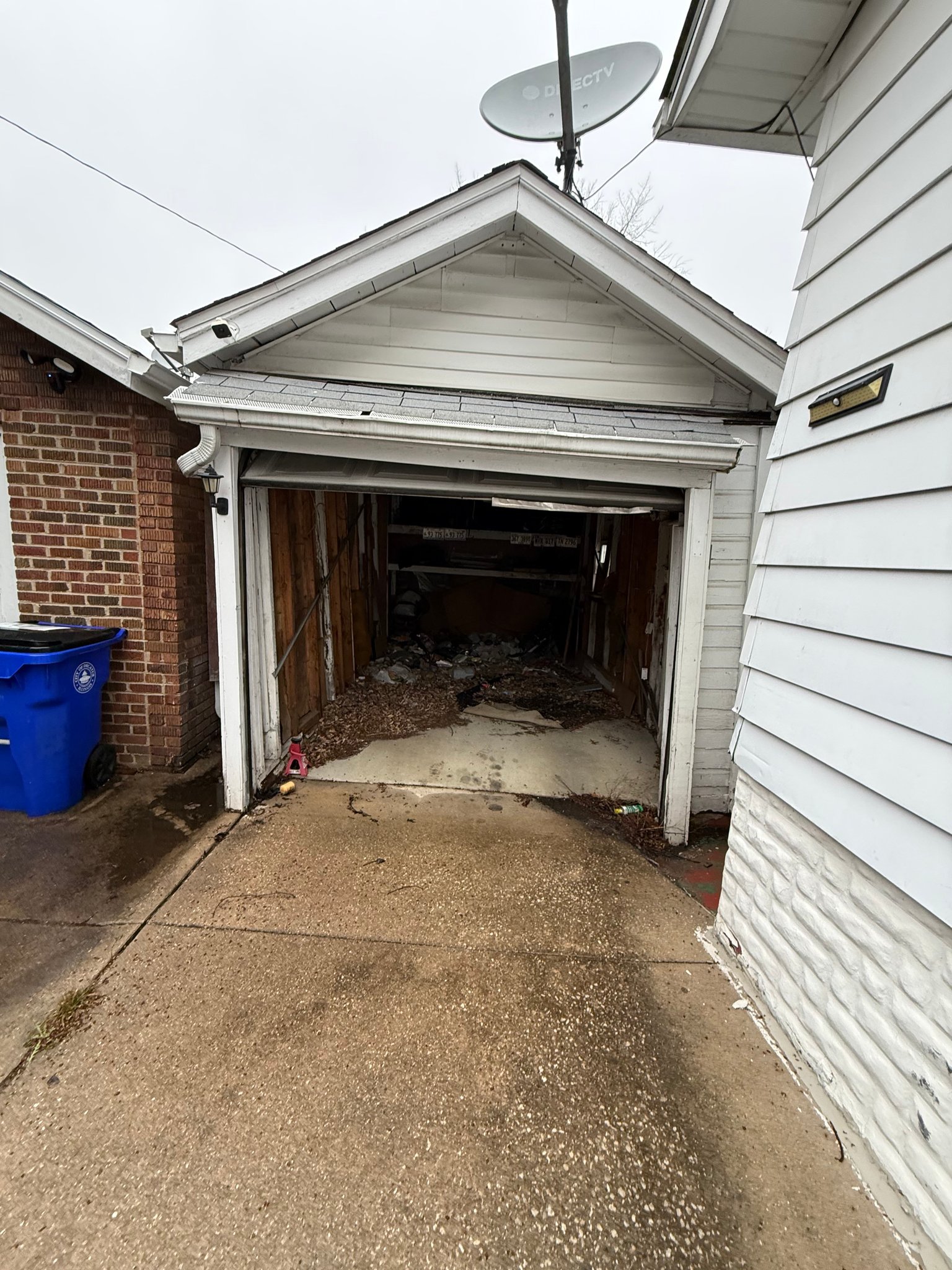 Decatur House: 1718 E Cantrell St