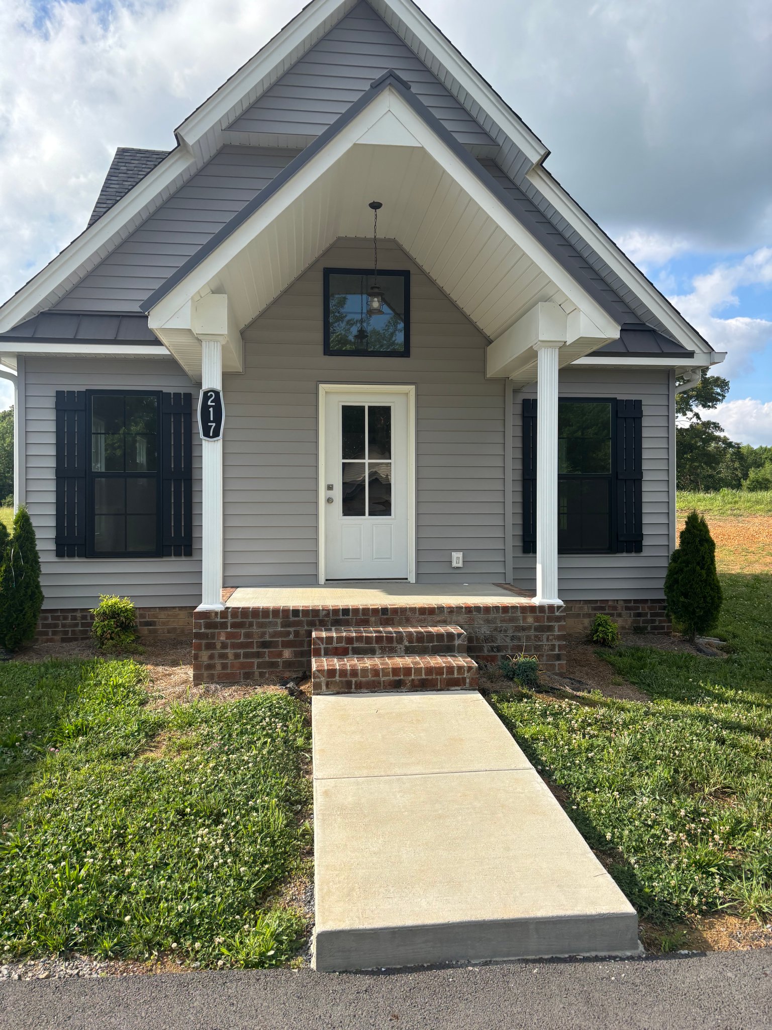 Lafayette House: 217 Cherokee Drive