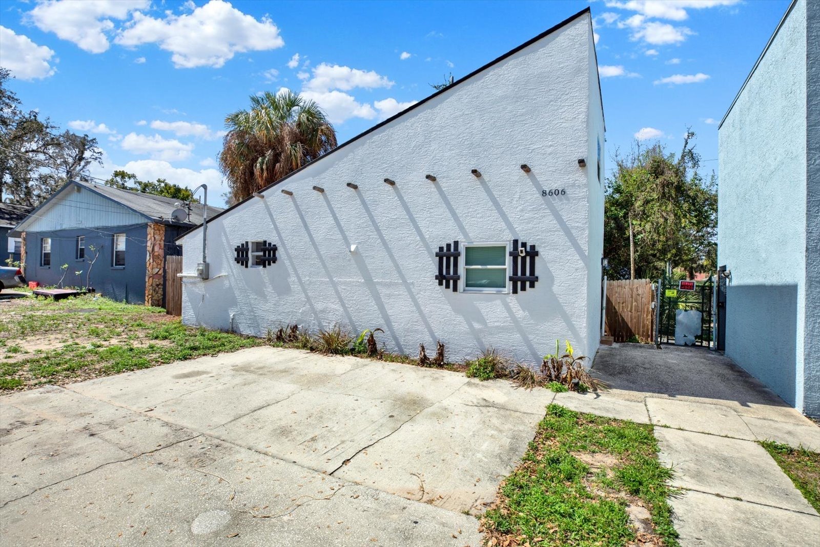 Tampa House: 8606 N Semmes St