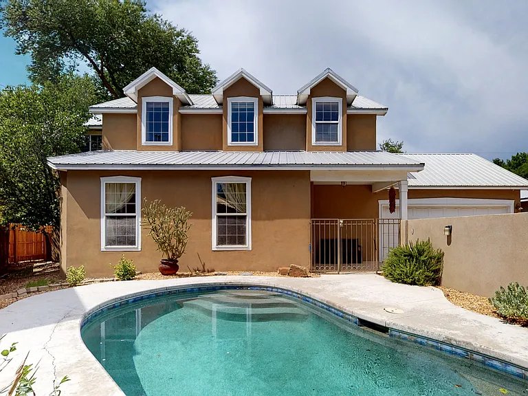 Albuquerque House: 1531 Phoenix Ave NW