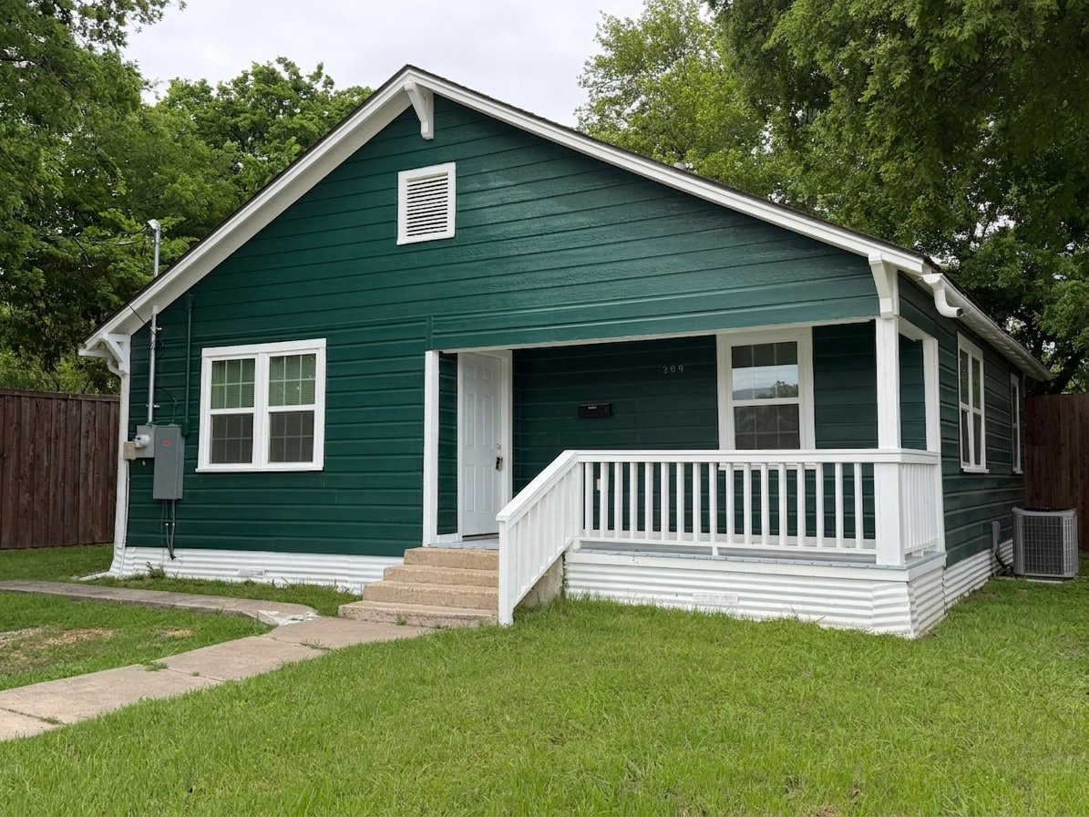 McKinney House: 209 E Graham St