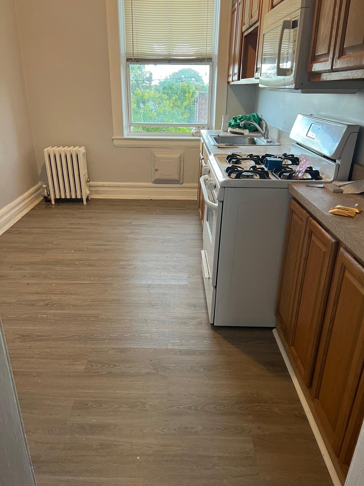 Newark Apartment: 689 Sanford Ave