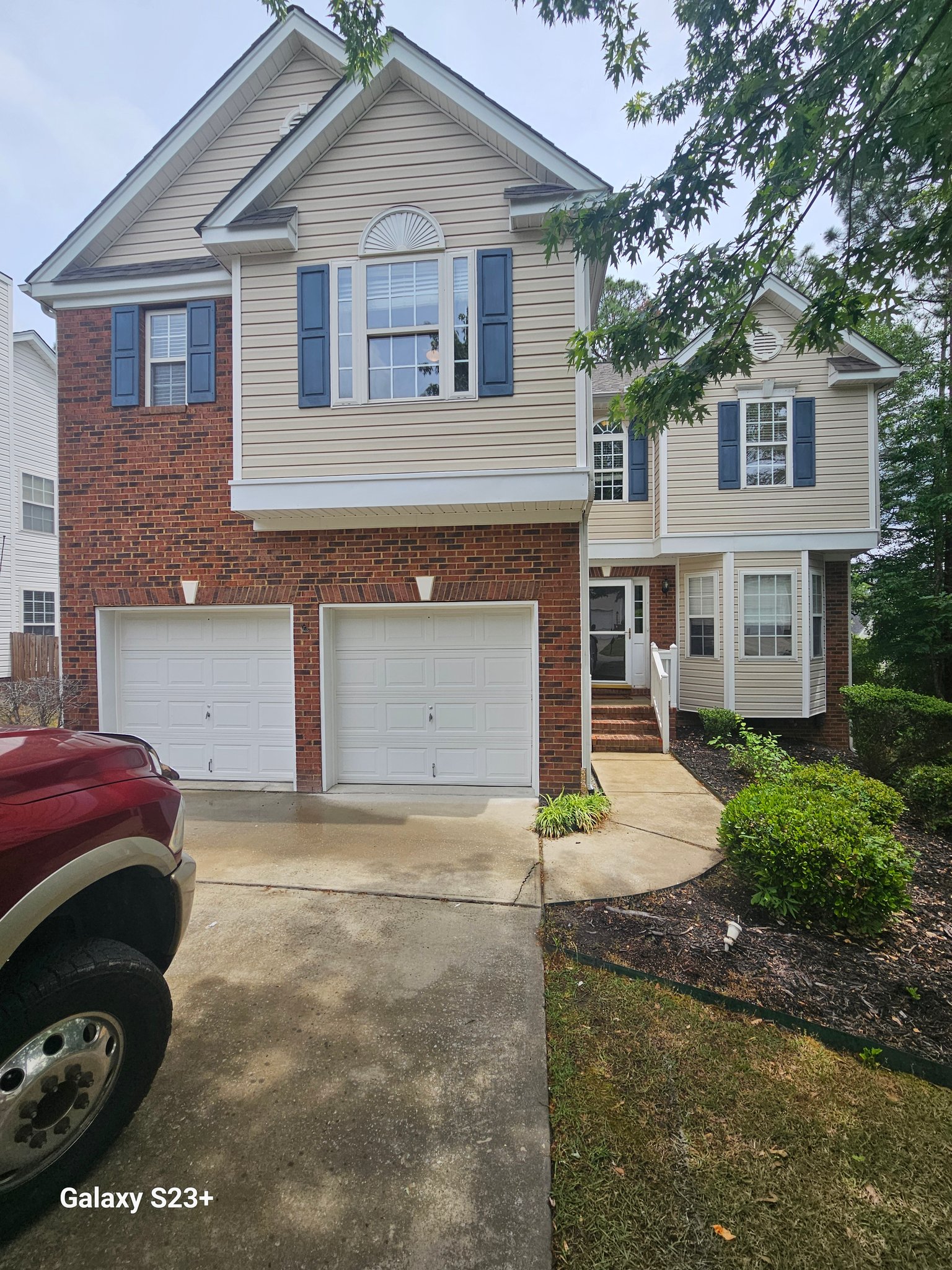 Columbia House: 304 Oak Cove Dr