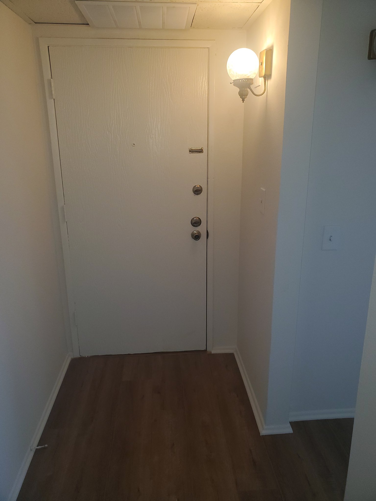 Valley village Apartment: 5227 hermitage ave 2