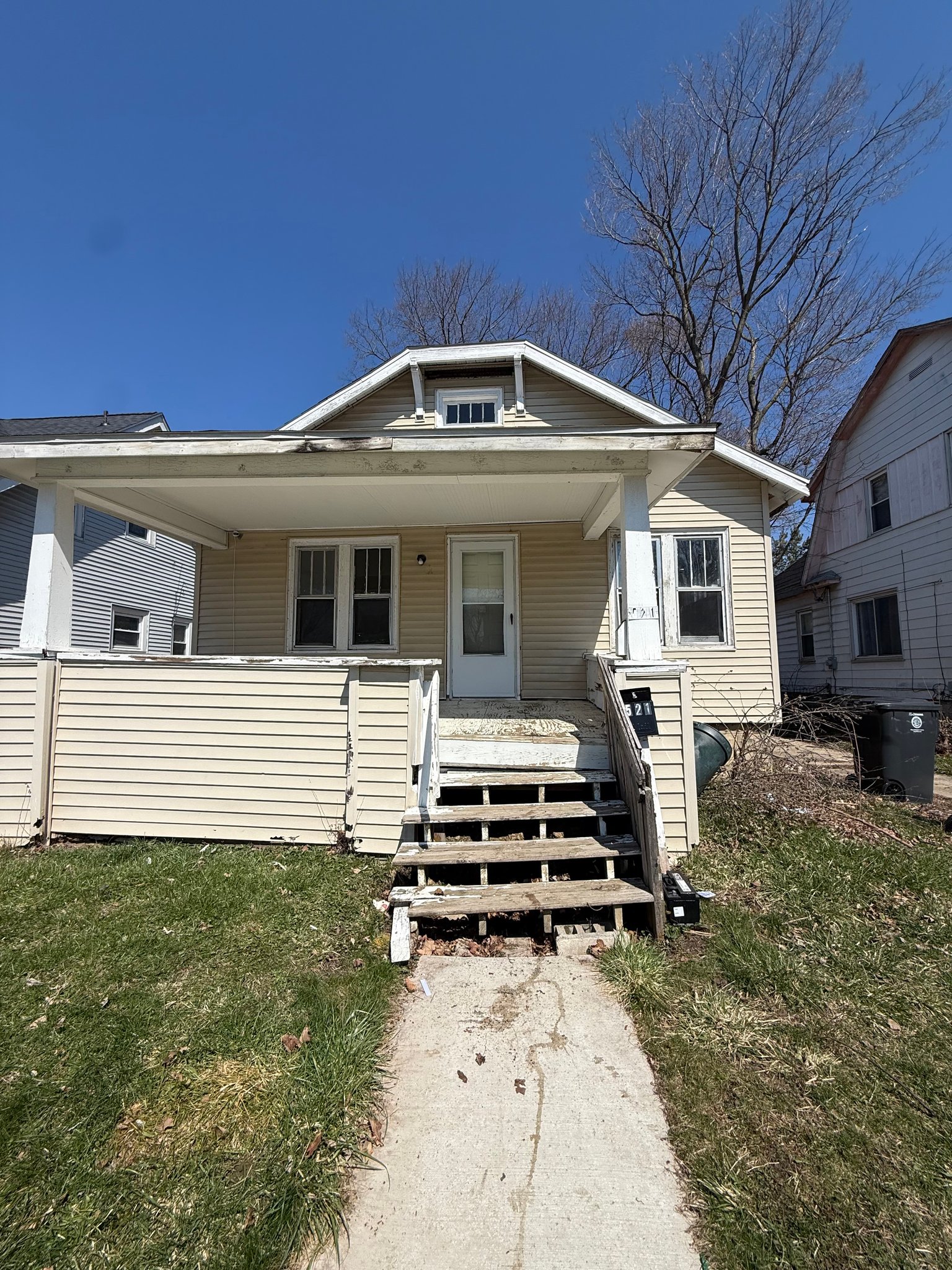 Flint House: 521 E Marengo Ave