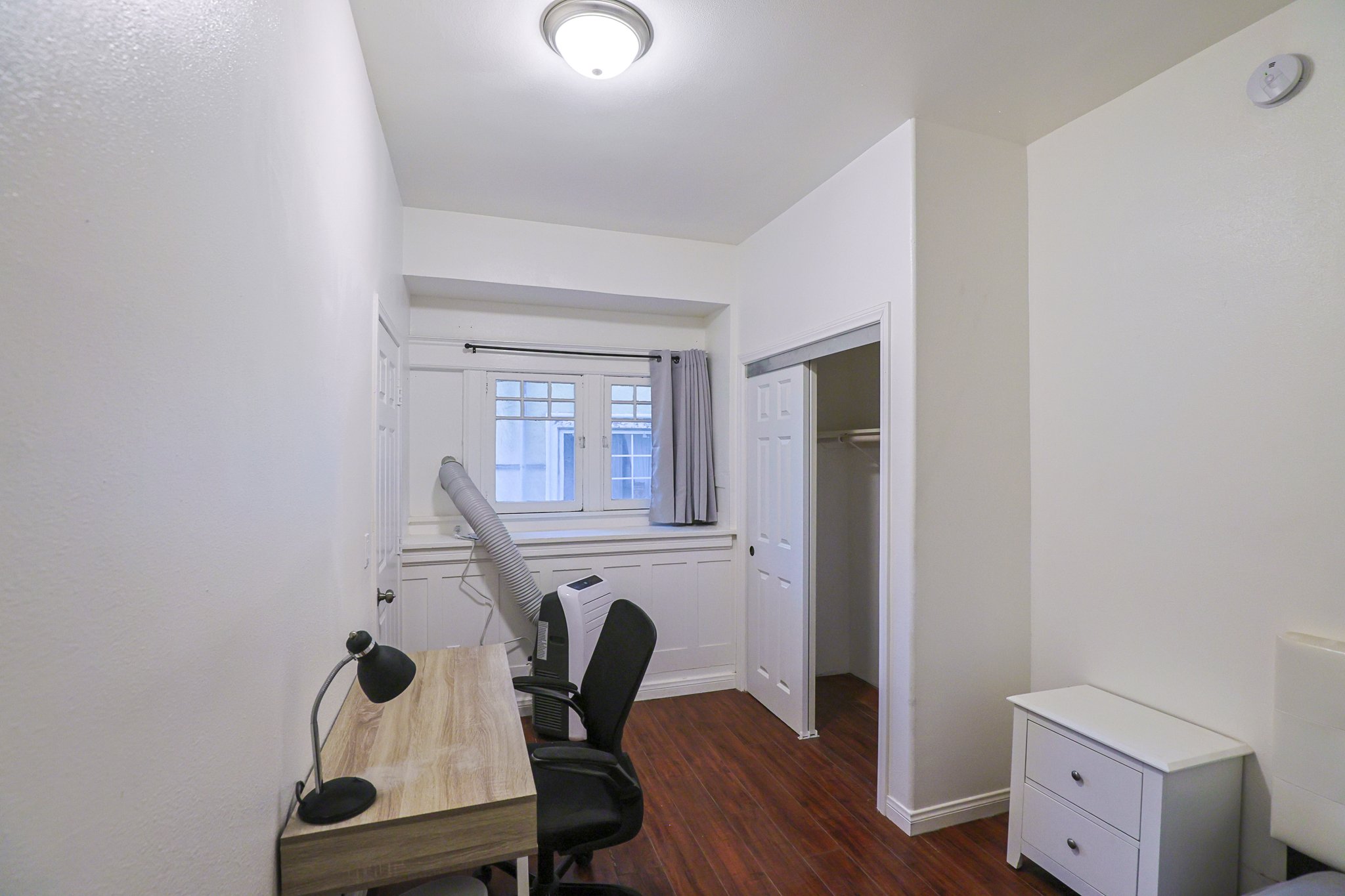 Los Angeles Single Room: 2626 S Budlong Ave