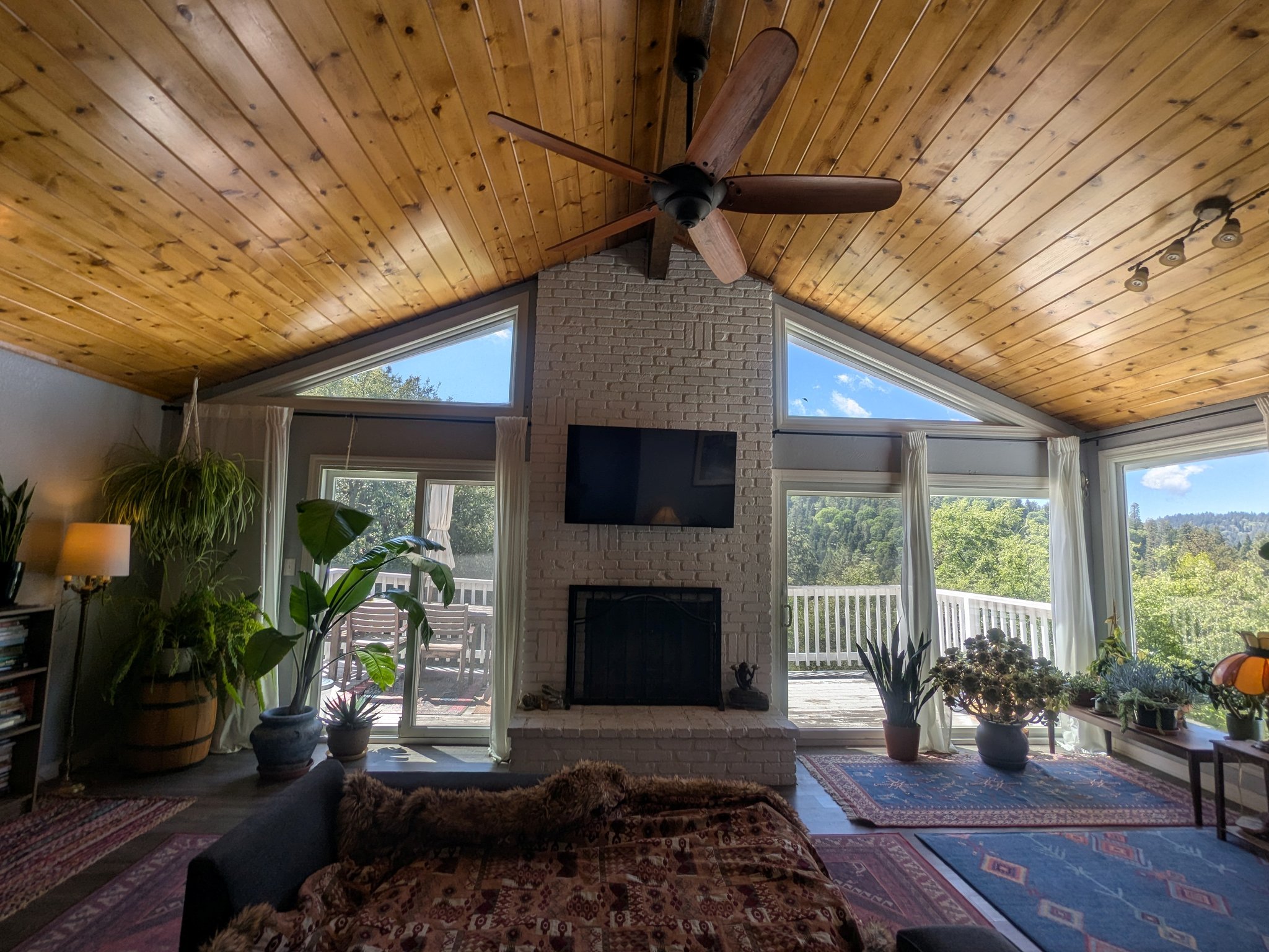 Crestline House: 832 Berne Dr