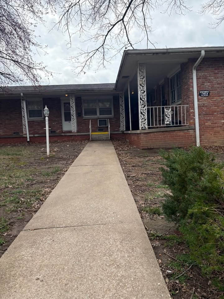 Springfield Apartment: 1258 E Elm st