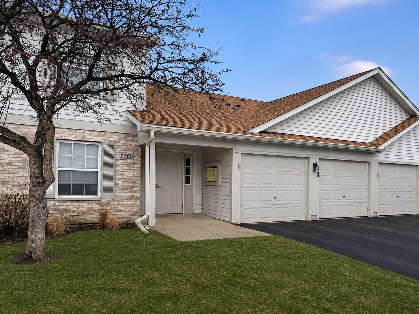 Round Lake Beach Apartment: 1160 N Red Oak Cir