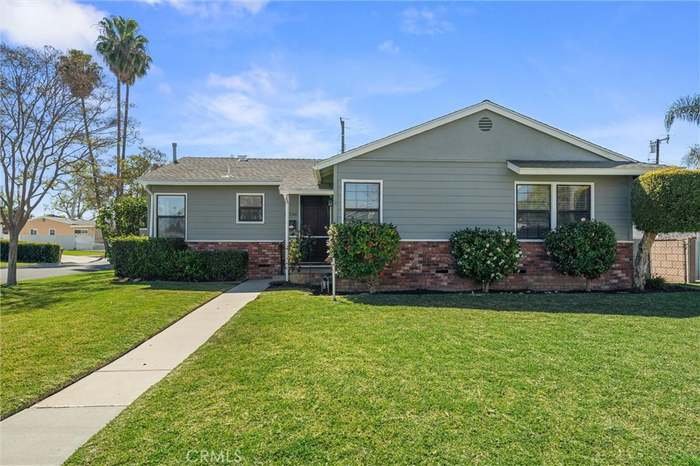 whittier House: 15246 Lashburn St