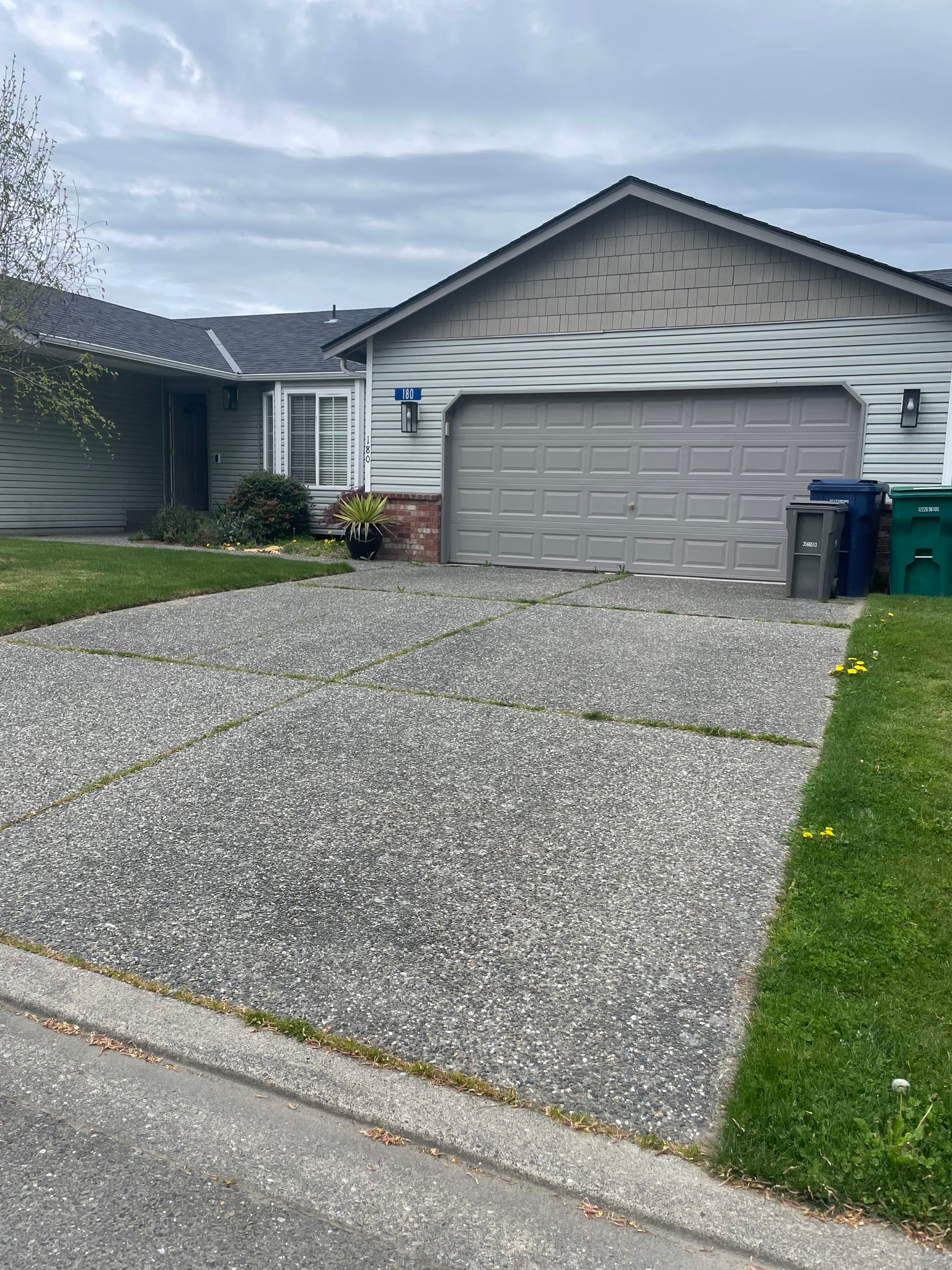 Burlington House: 180 Moss Ln