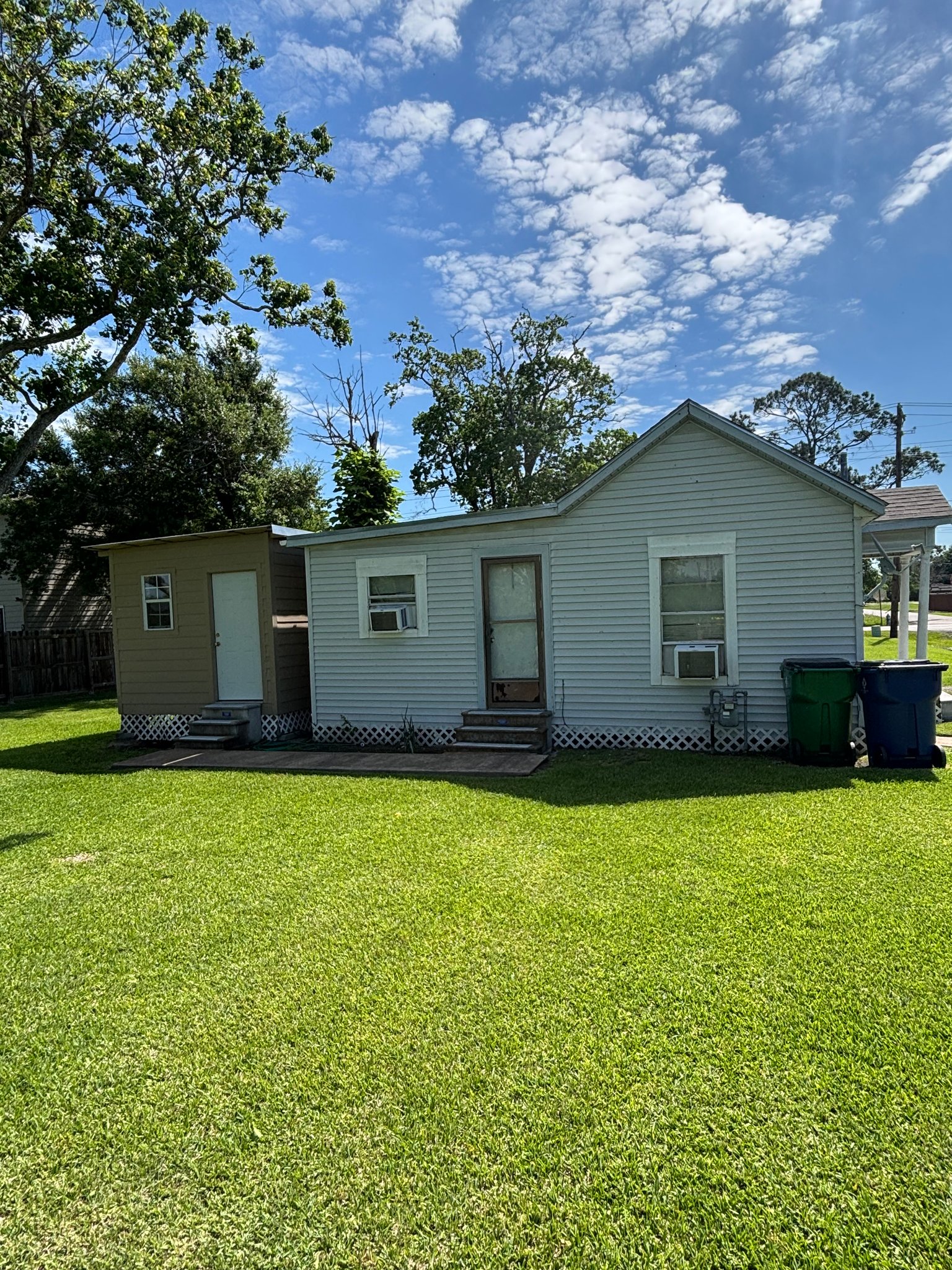 Angleton House: 608 West Cedar