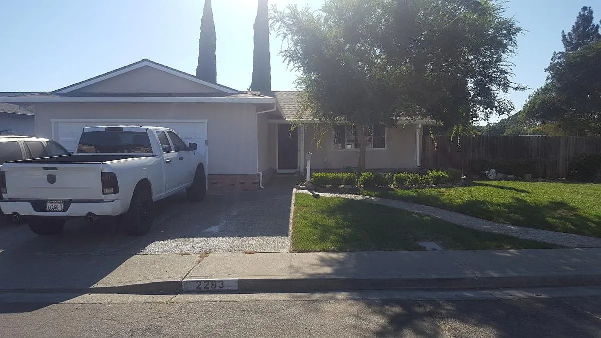 Fairfield House: 2293 Emerson Pl