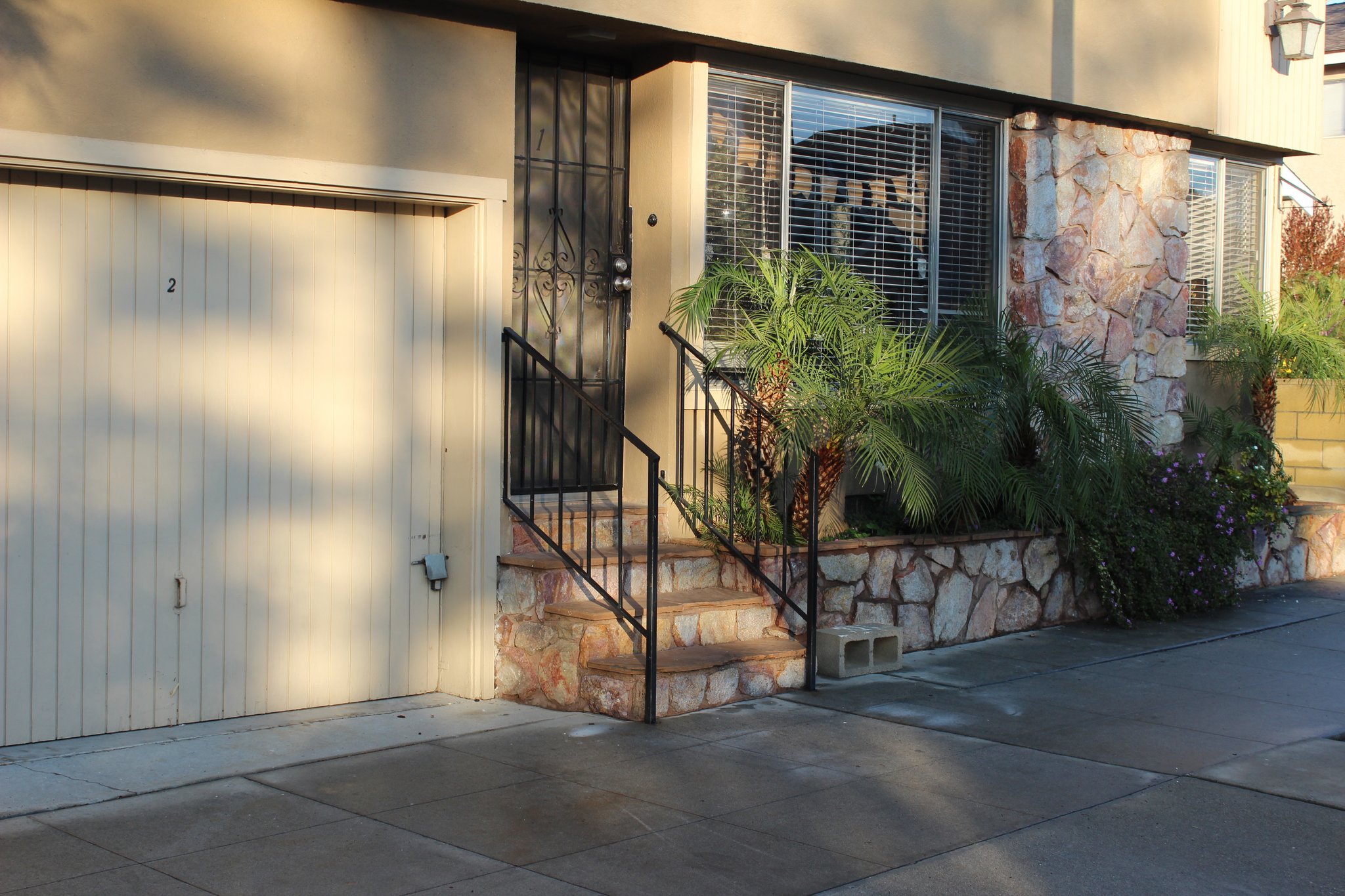 Long Beach Apartment: 231 Grand Avenue