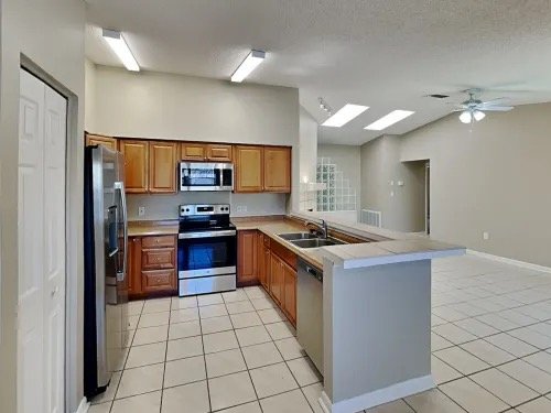 Palm harbor Townhome: 285 Millstone Dr