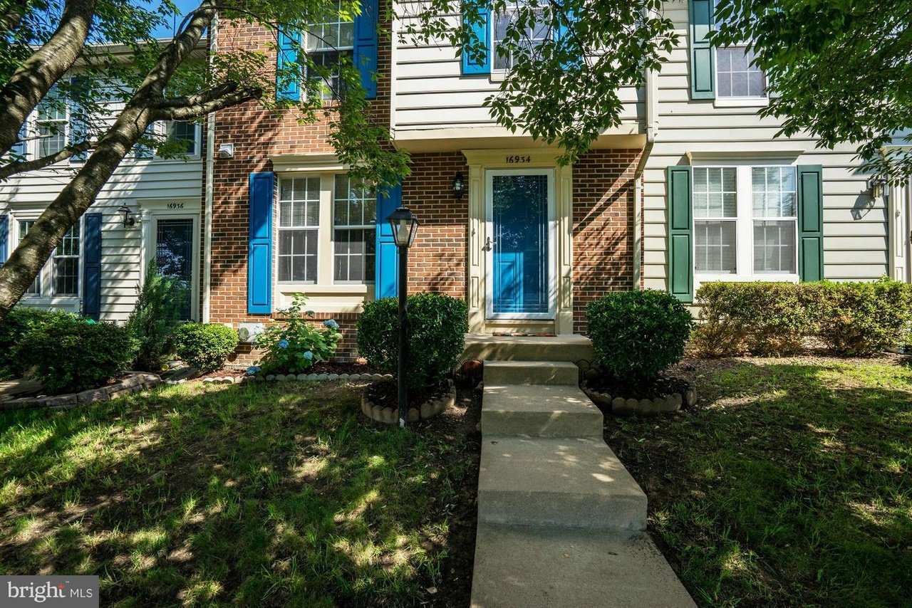 Dumfries Townhome: 16934 Monmouth Ct