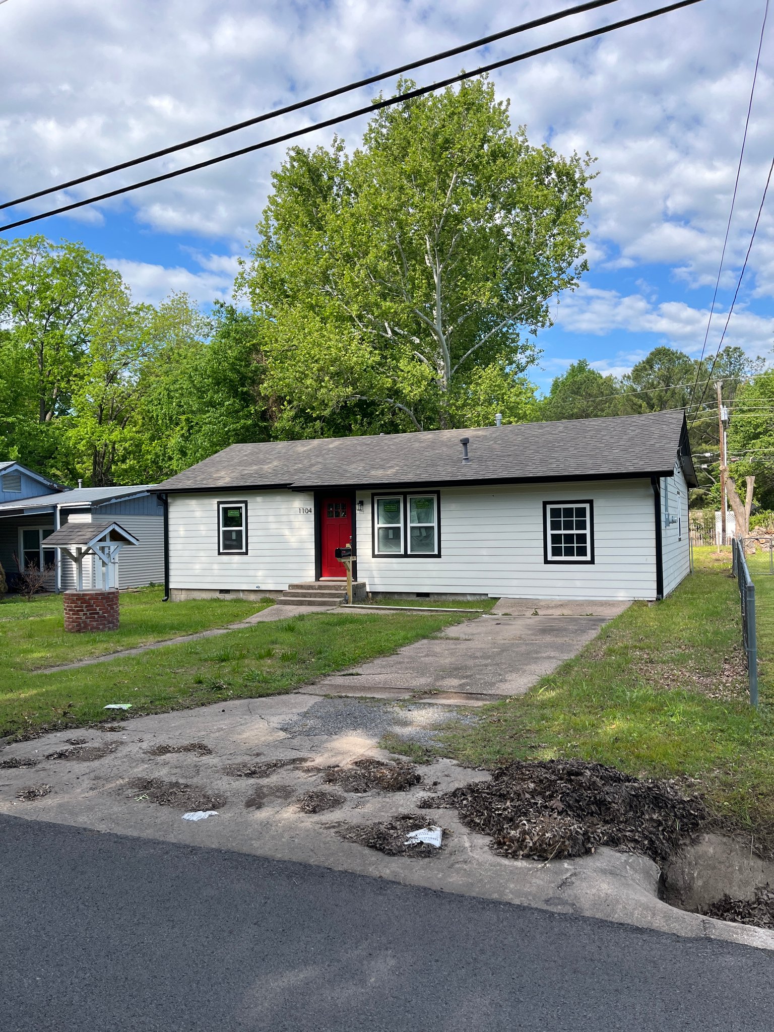 Tahlequah House: 1104 S State Ave