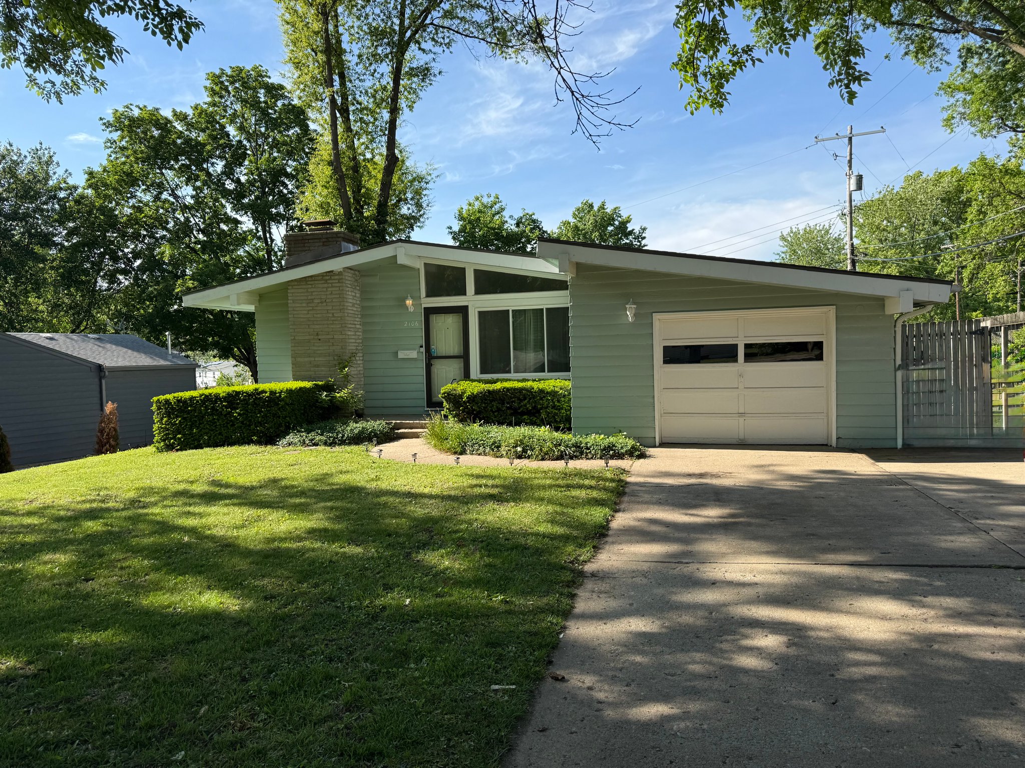 Kansas City House: 2106 NE 64th St