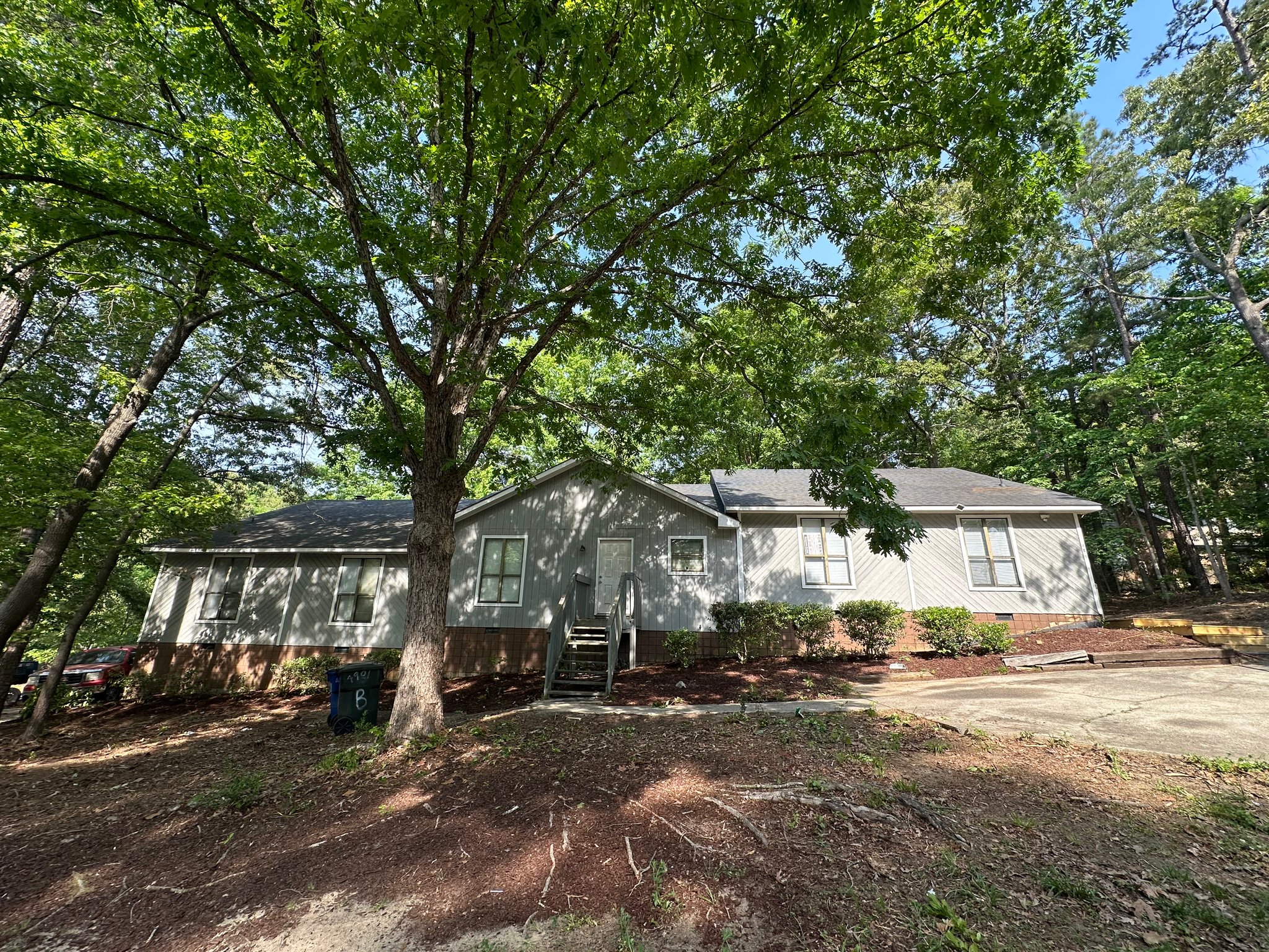 Raleigh House: 4901 Wallingford Dr
